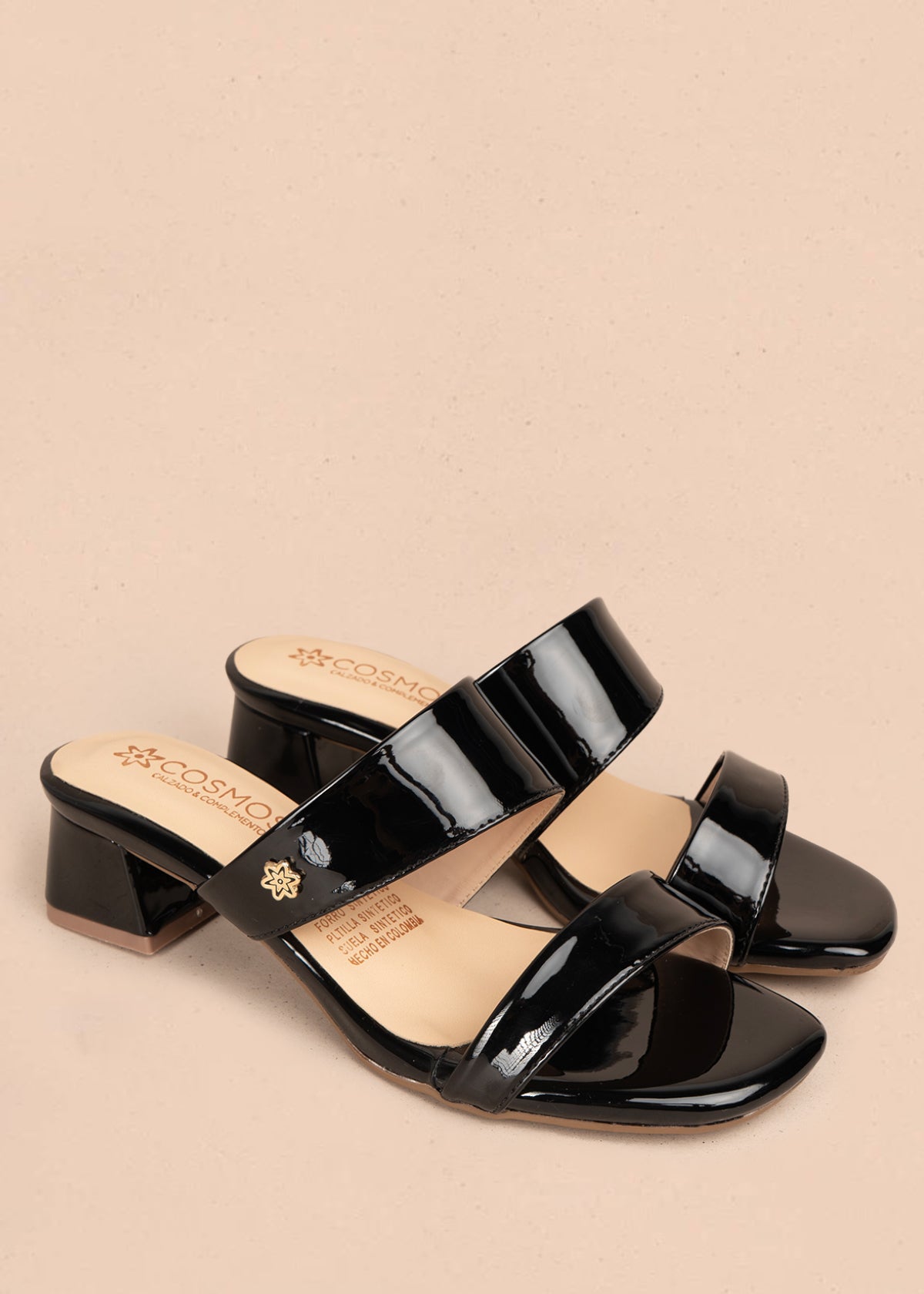 Sandalia en charol color negro con diseño de punta abierta y tacón bajo 106089