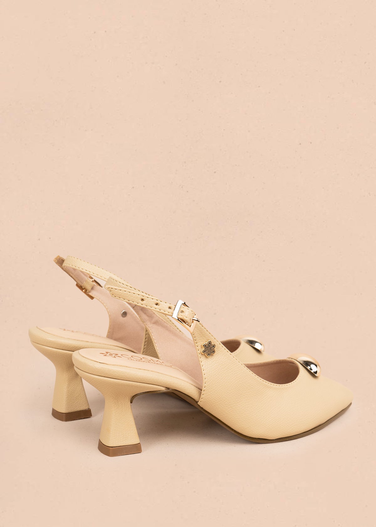 Tacones trabilla color beige con detalle metálico 106097
