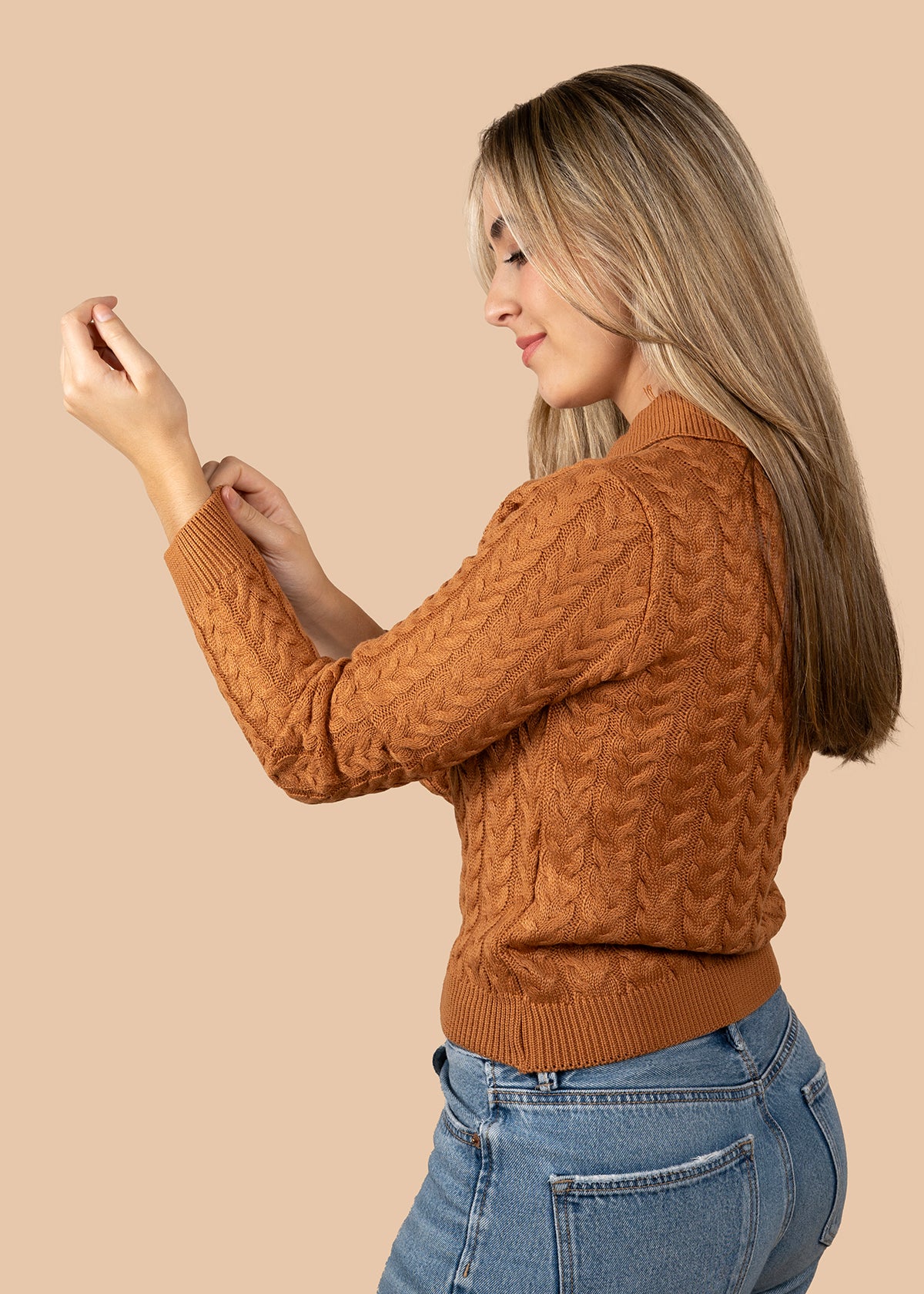 Camibuso tejido color camel con textura y cuello 106098