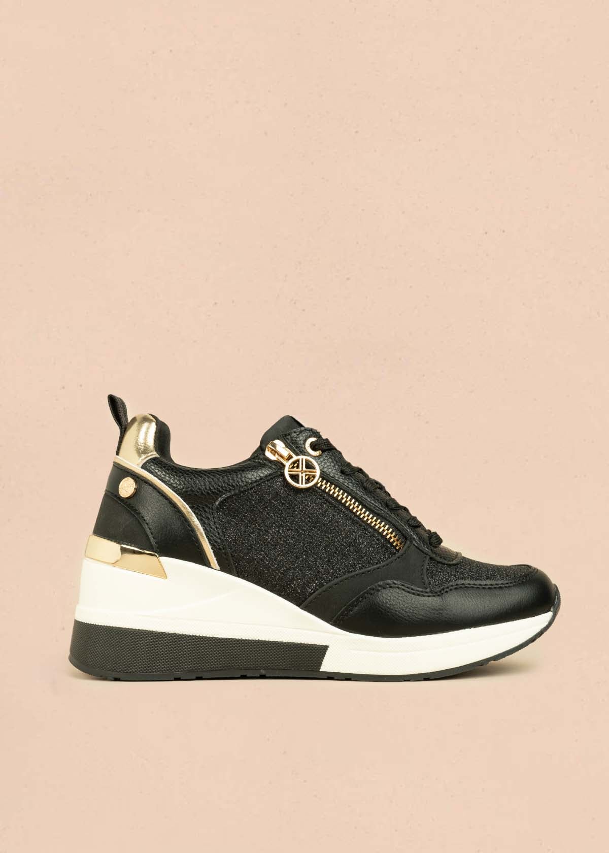 Deportivo color negro con detalles dorados y cierre 106102