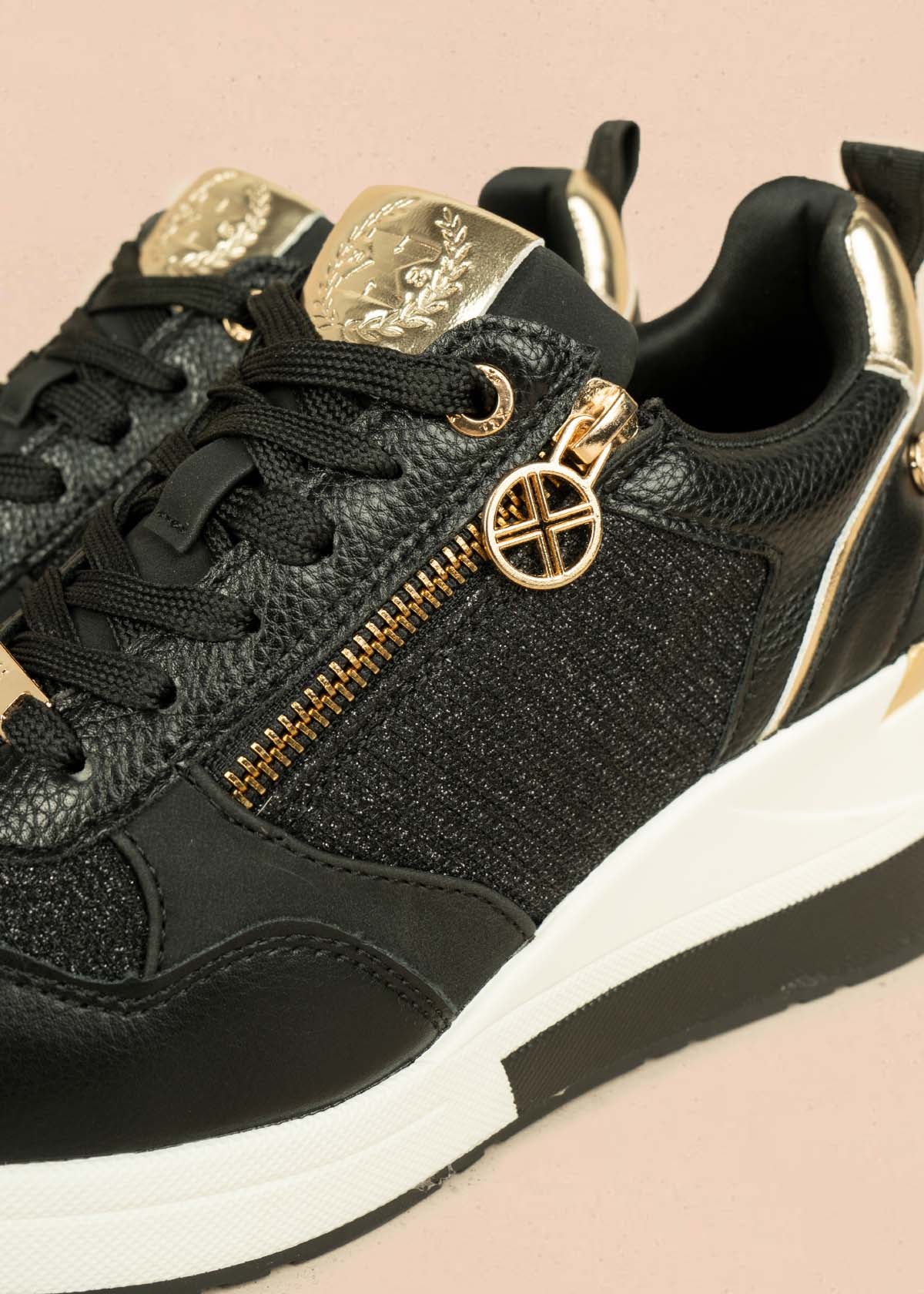 Deportivo color negro con detalles dorados y cierre 106102