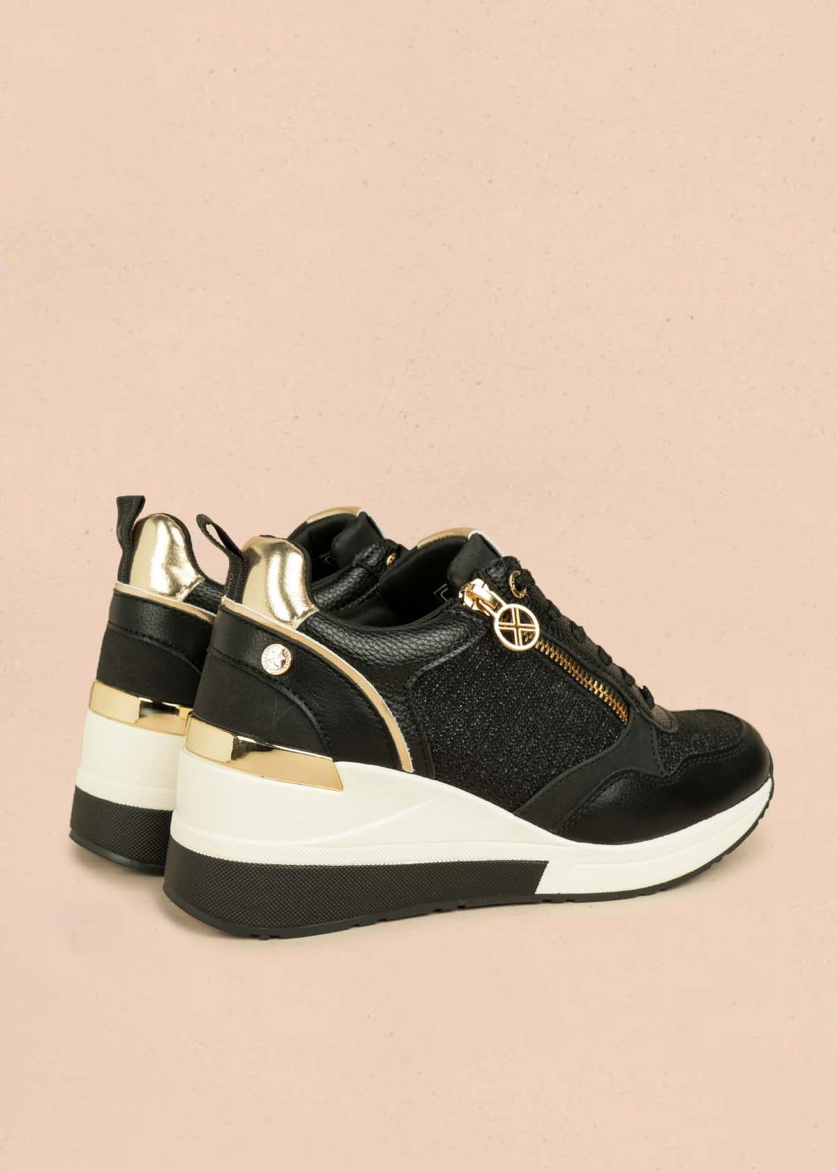 Deportivo color negro con detalles dorados y cierre 106102