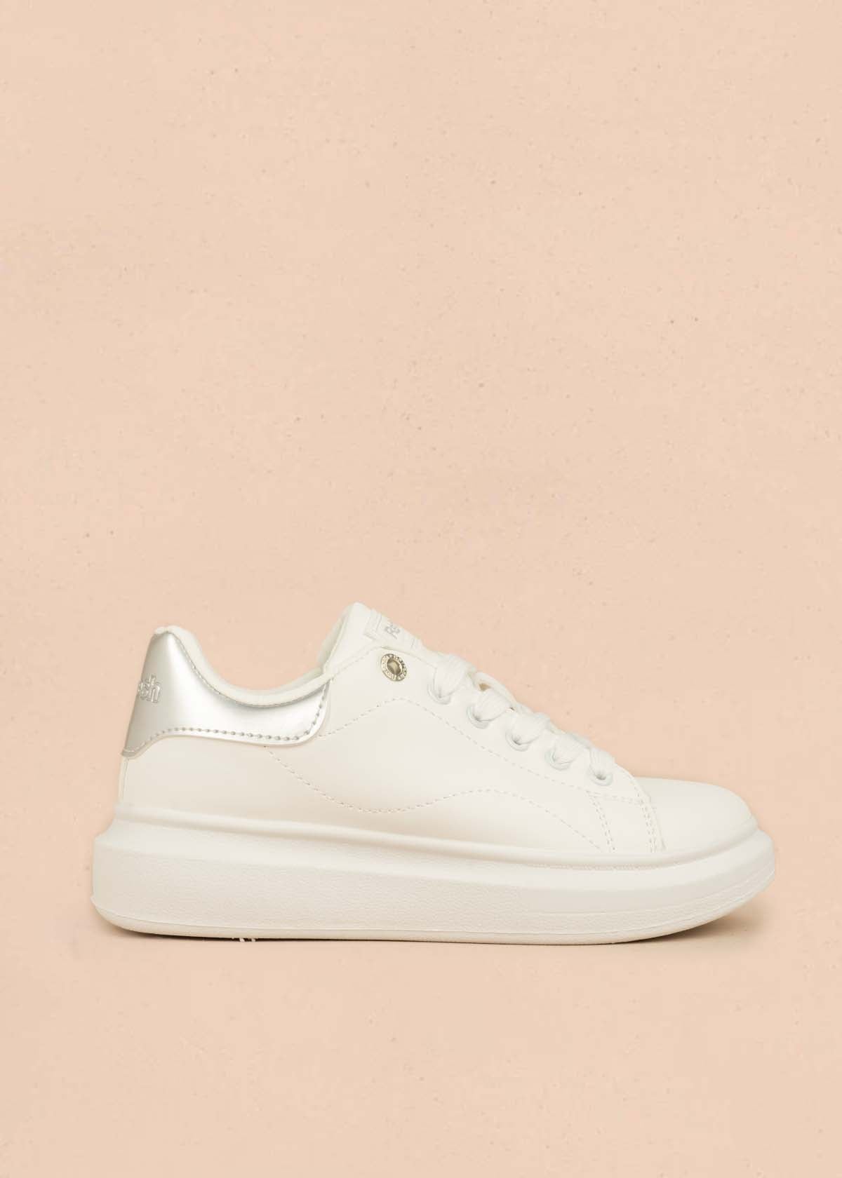 Deportivo con acento color plata en talón 106104