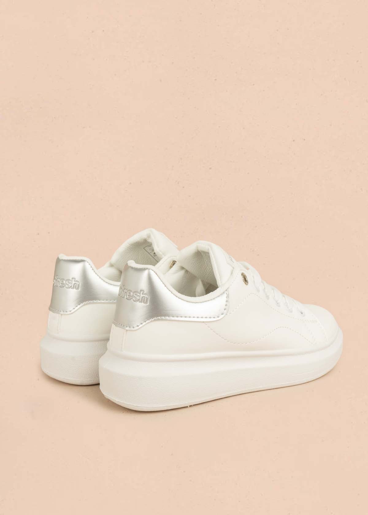 Deportivo con acento color plata en talón 106104