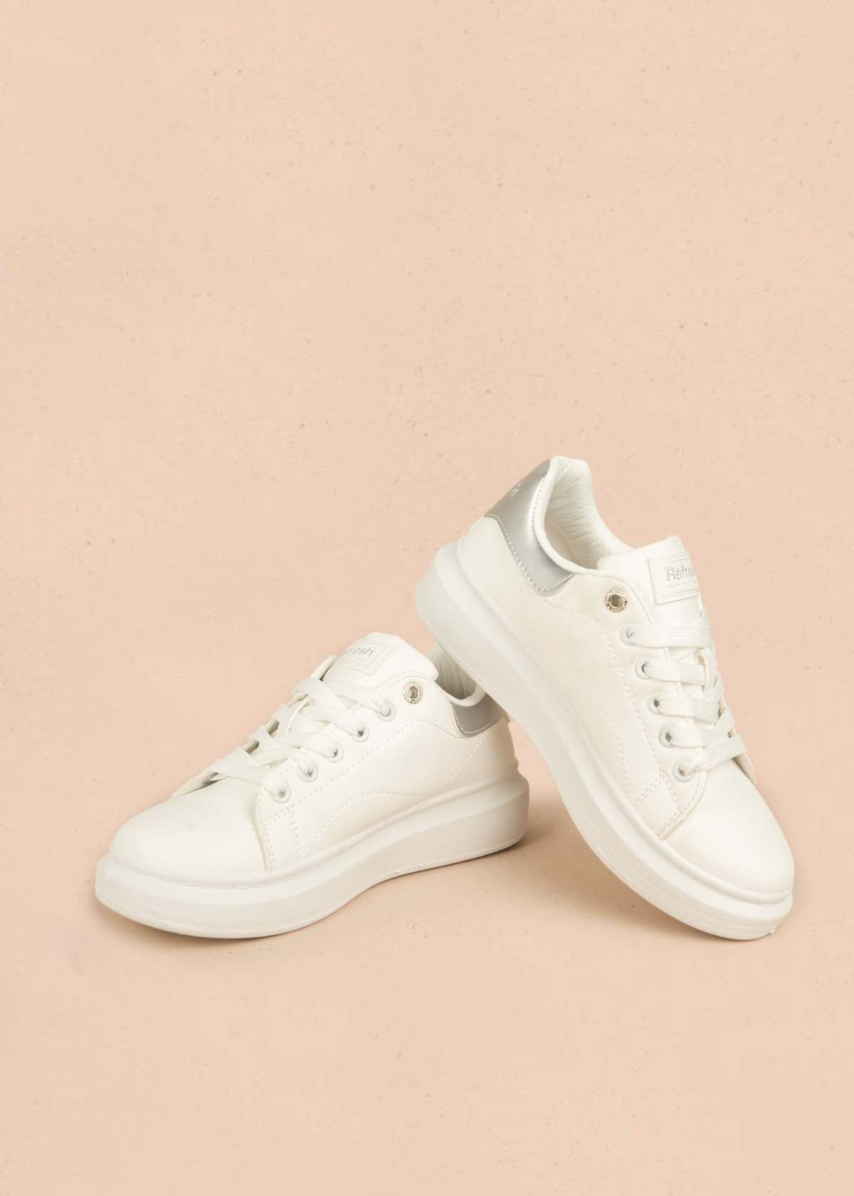 Deportivo con acento color plata en talón 106104