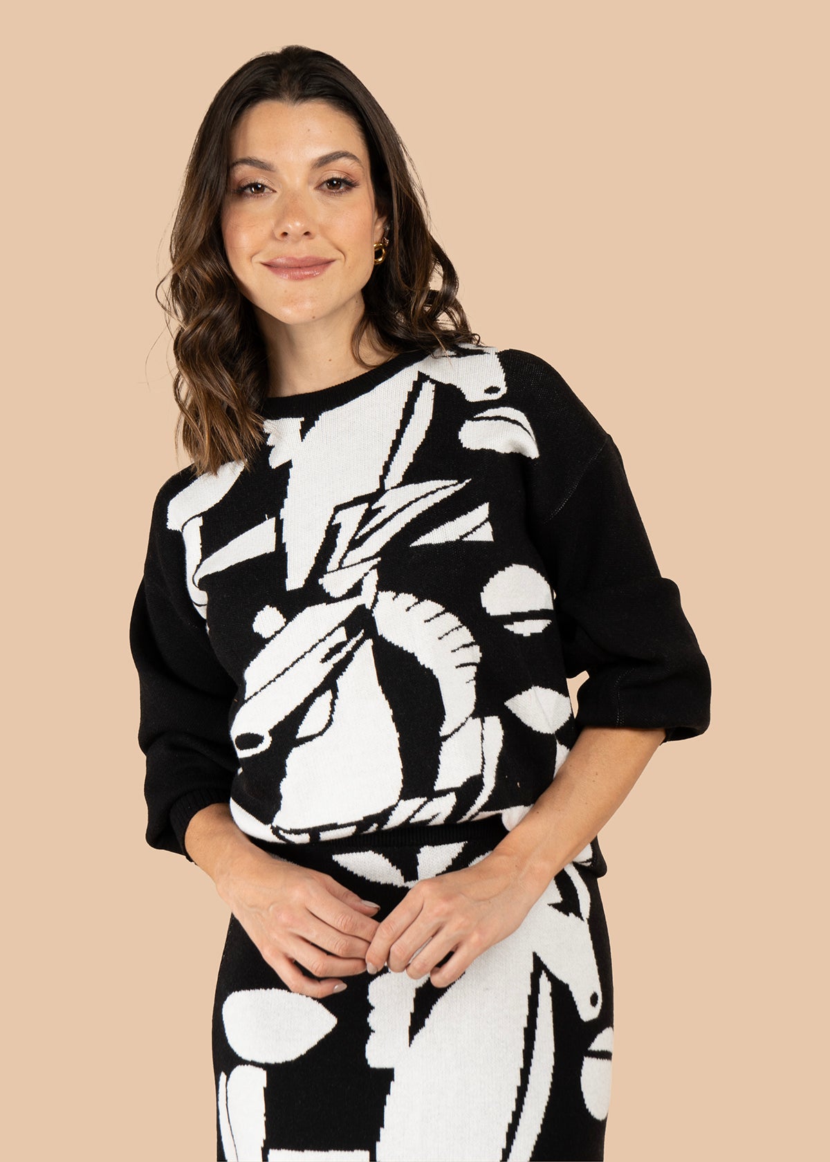 Buzo color negro con estampado de caballo 106105