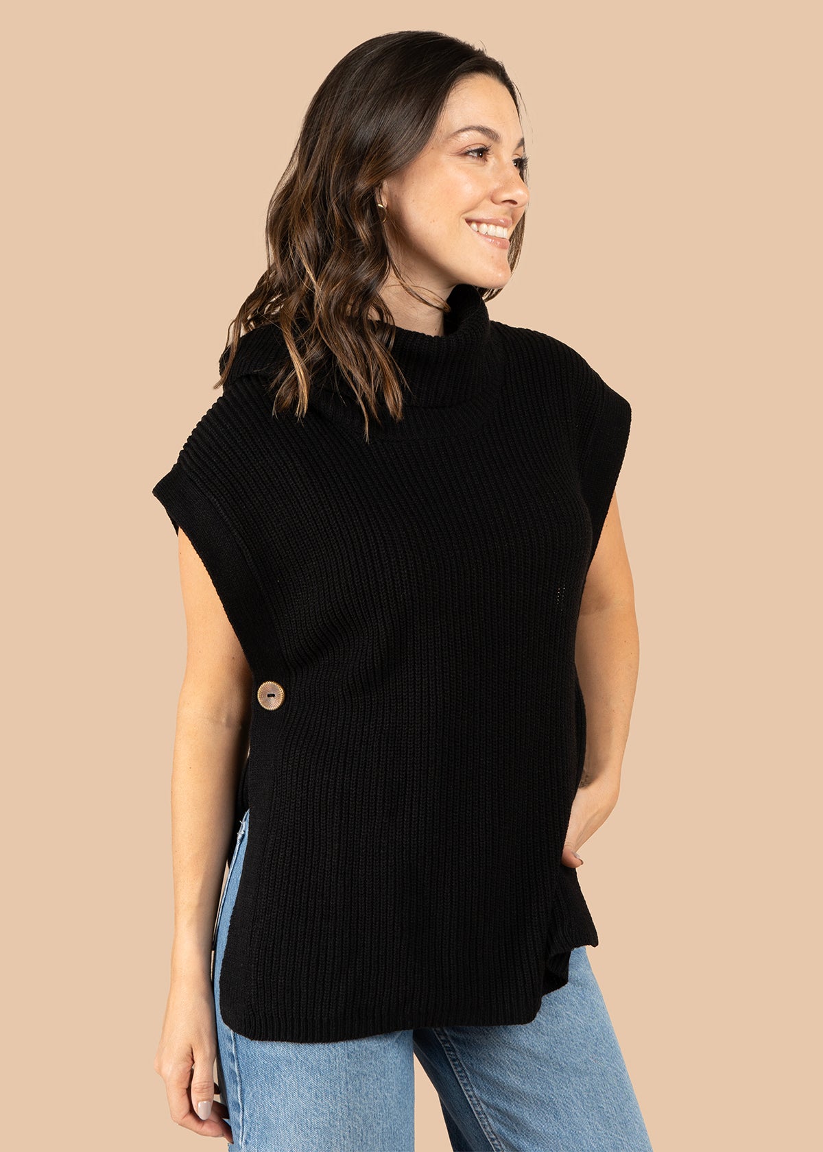 Chaleco tejido color negro con cuello alto y botones 106106