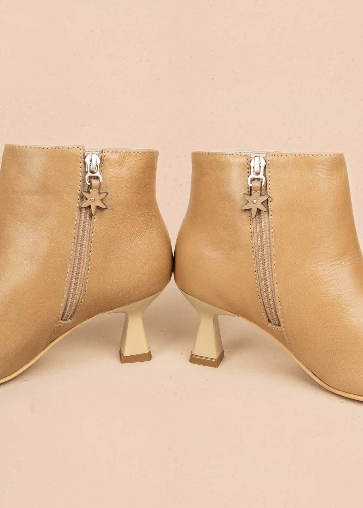 Botín en cuero color beige con tacón tipo copa 106108