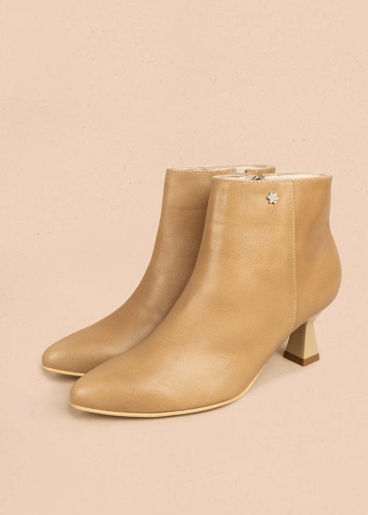 Botín en cuero color beige con tacón tipo copa 106108