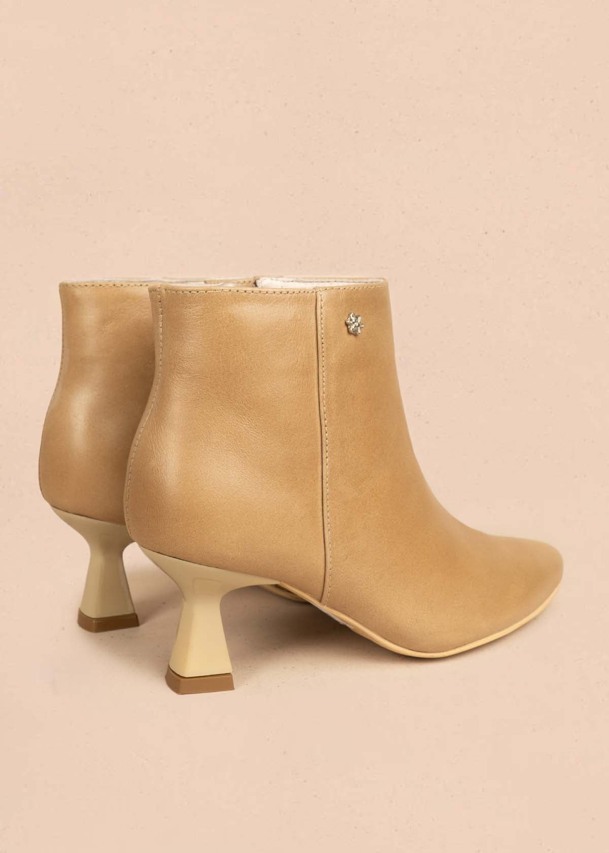 Botín en cuero color beige con tacón tipo copa 106108