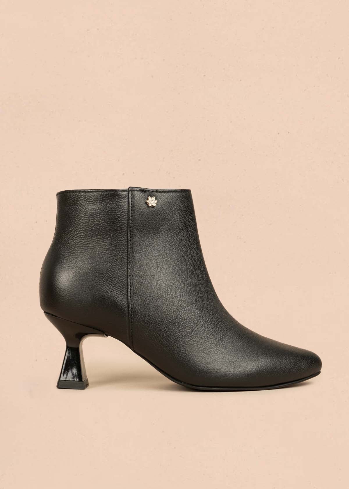 Botín en cuero color negro con tacón tipo copa 106108