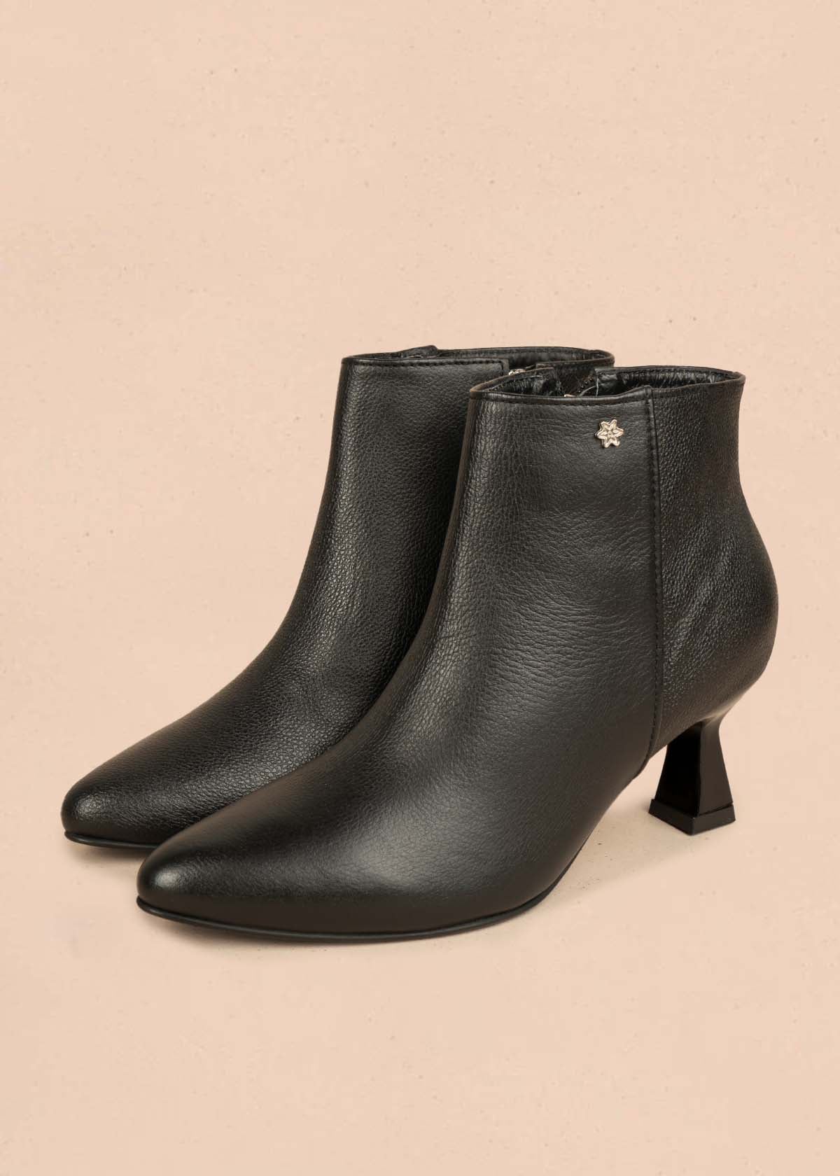Botín en cuero color negro con tacón tipo copa 106108