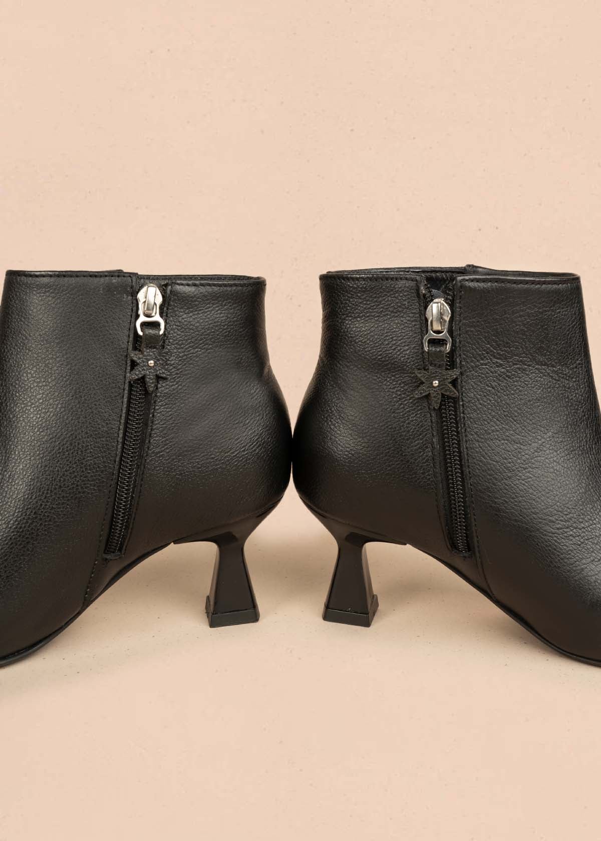 Botín en cuero color negro con tacón tipo copa 106108