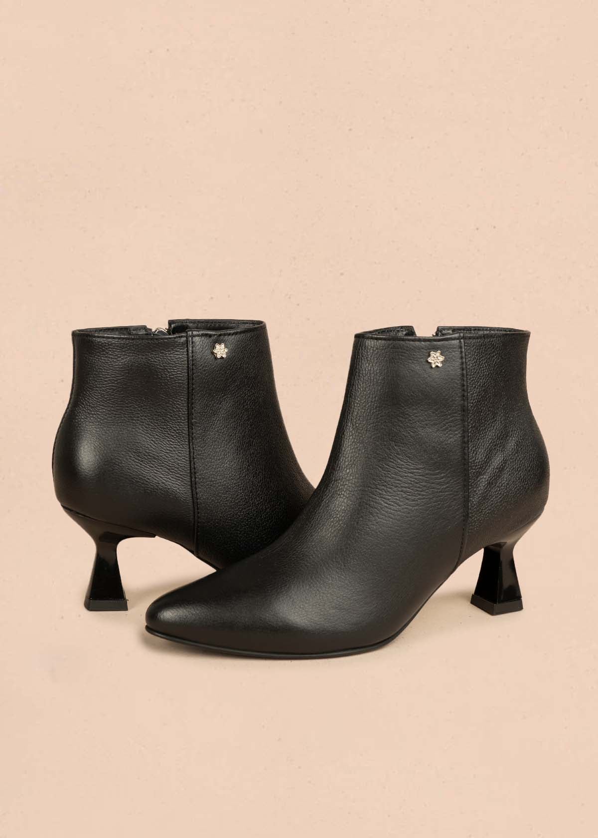Botín en cuero color negro con tacón tipo copa 106108