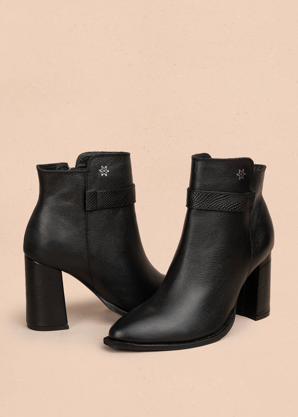 Botín en cuero color negro con correa decorativa y acabado liso 106109