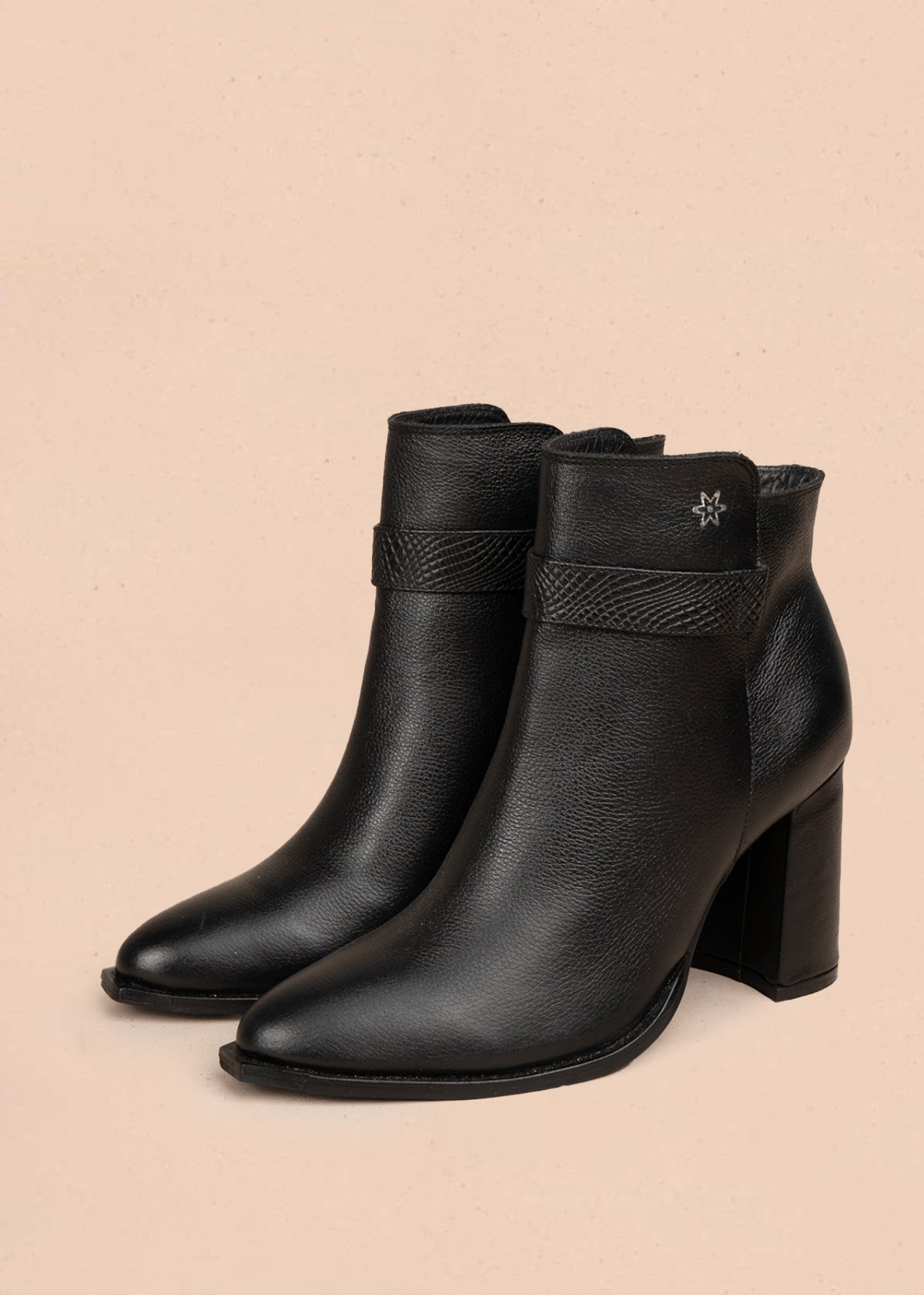 Botín en cuero color negro con correa decorativa y acabado liso 106109