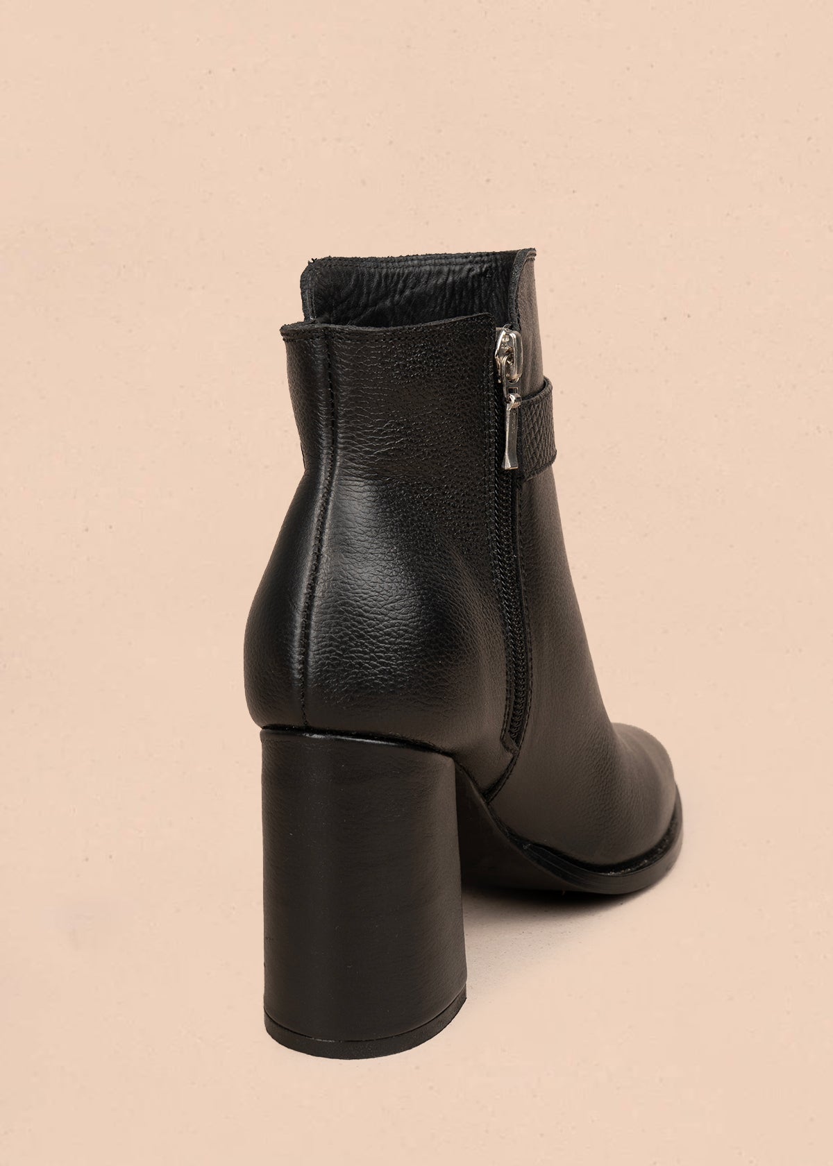 Botín en cuero color negro con correa decorativa y acabado liso 106109