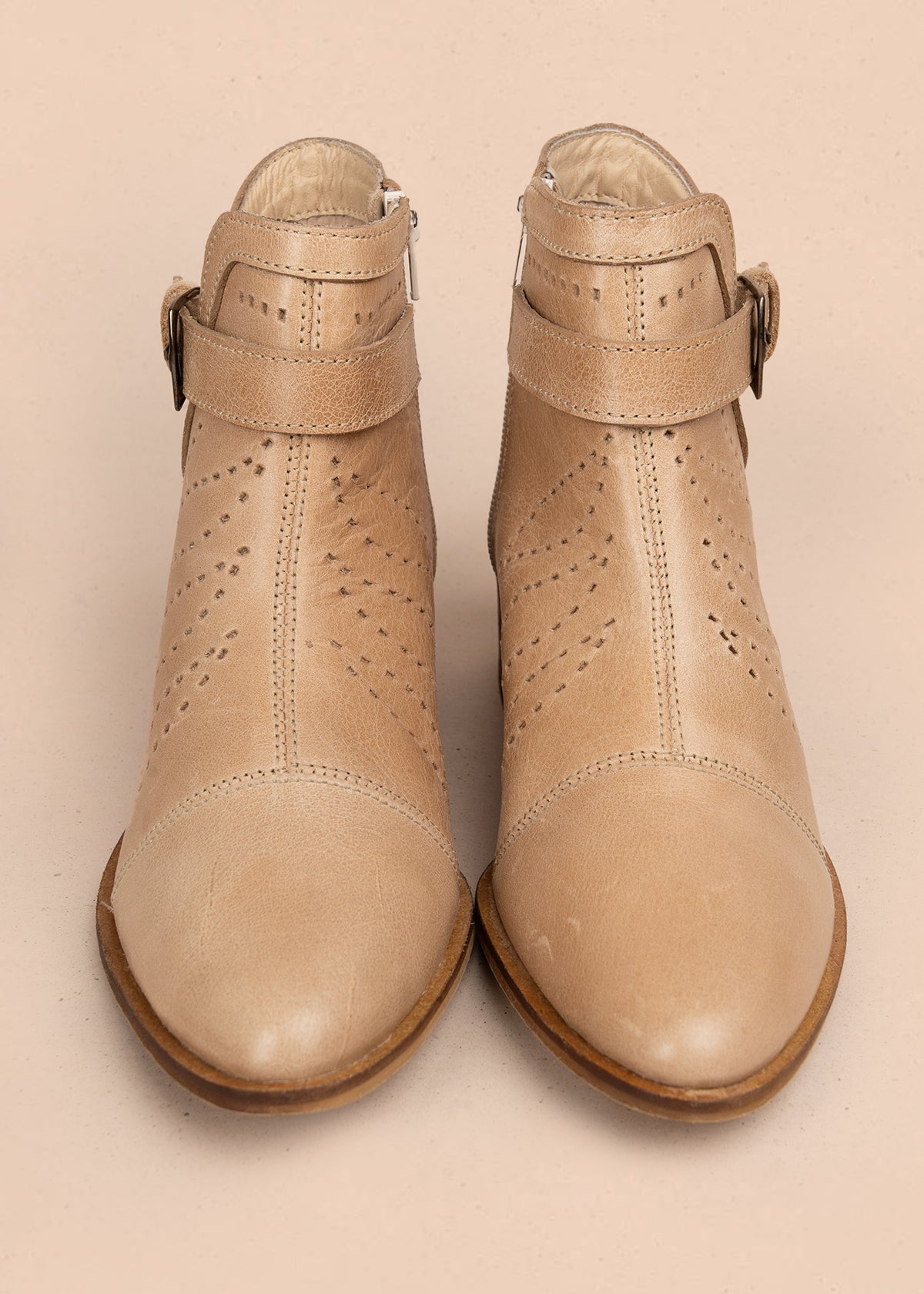 Botín en cuero color camel con detalles perforados y hebilla decorativa 106111
