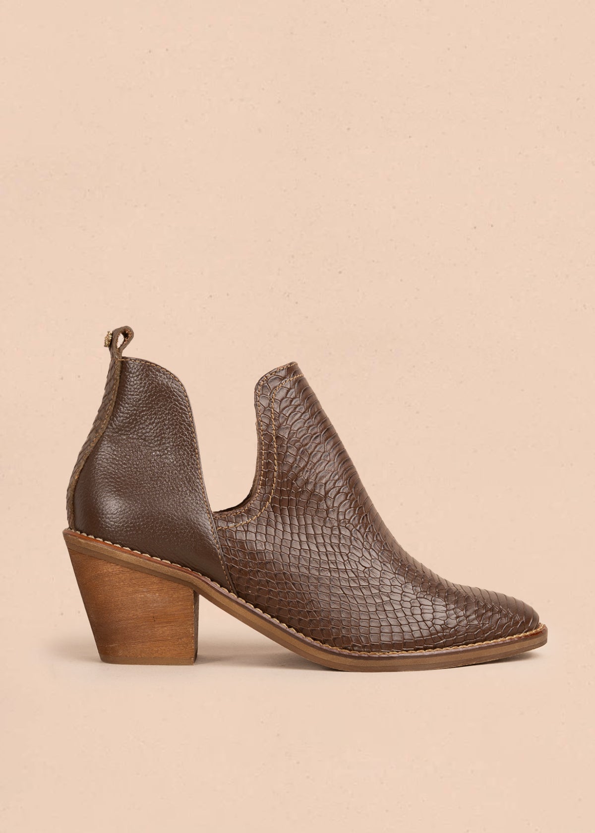 Botín en cuero color café con textura de croco 106112