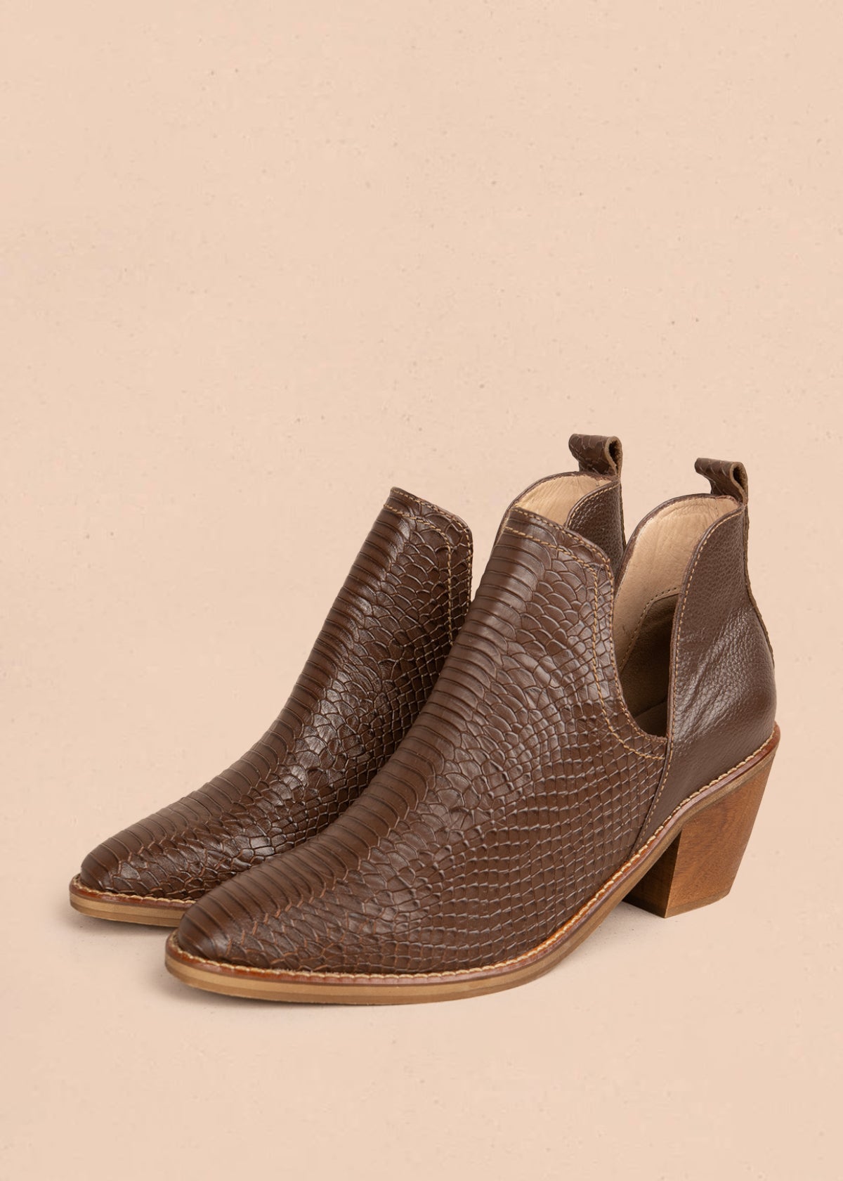 Botín en cuero color café con textura de croco 106112