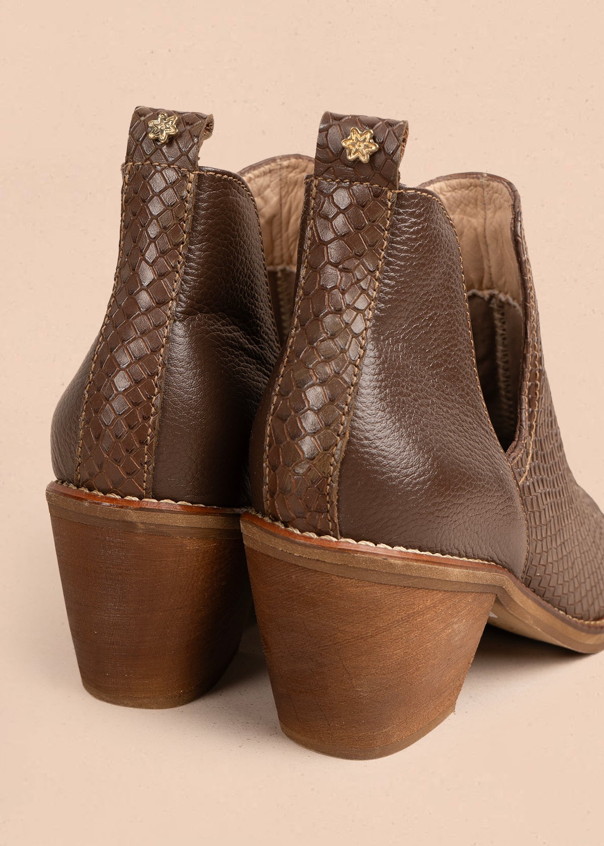 Botín en cuero color café con textura de croco 106112