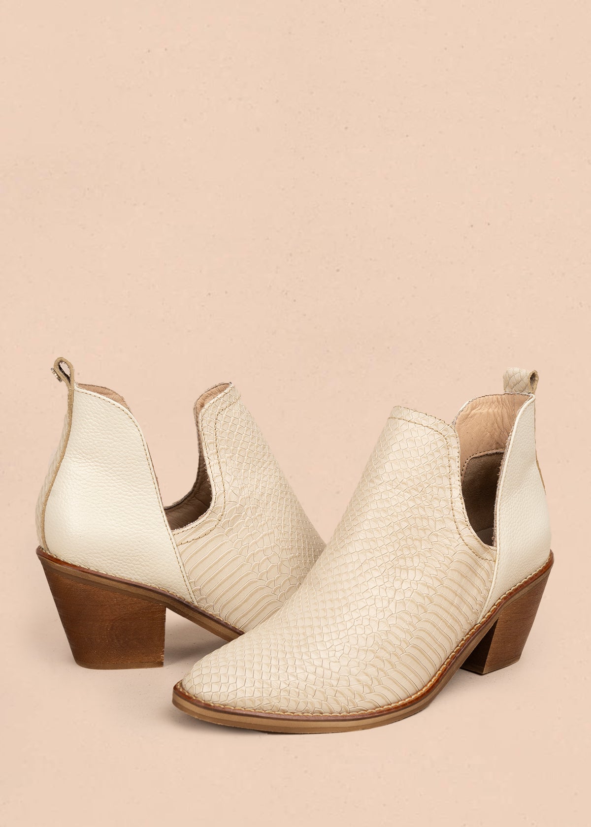 Botín en cuero color talco con textura de croco 106112