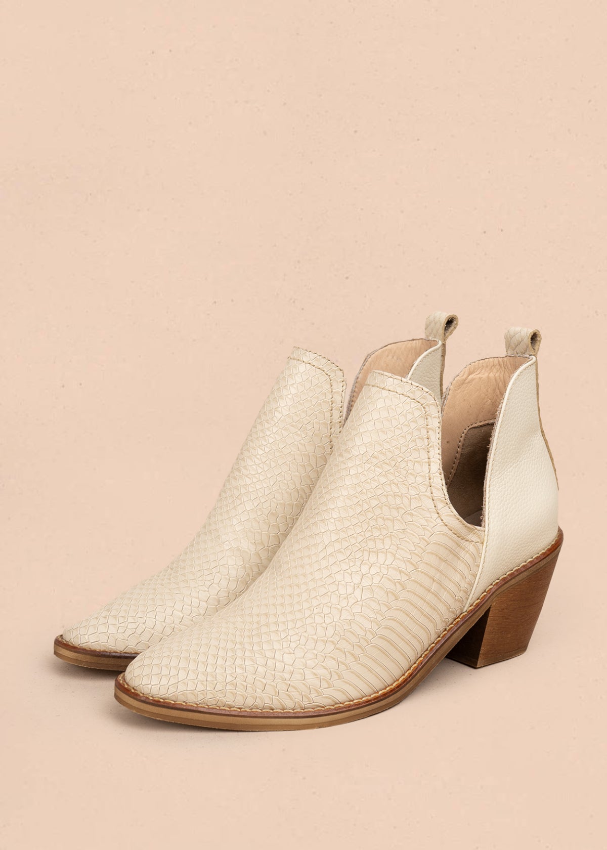 Botín en cuero color talco con textura de croco 106112