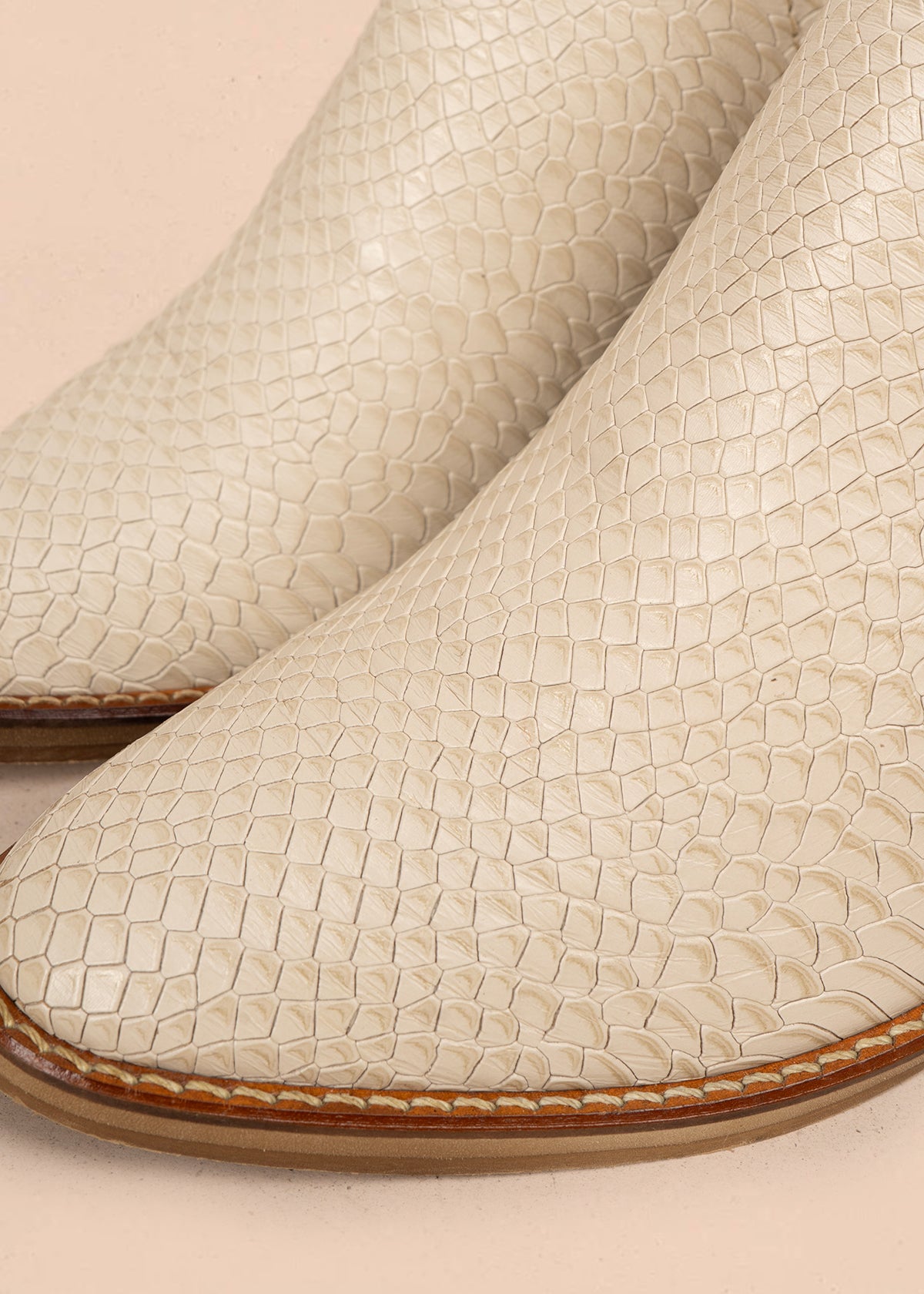 Botín en cuero color talco con textura de croco 106112