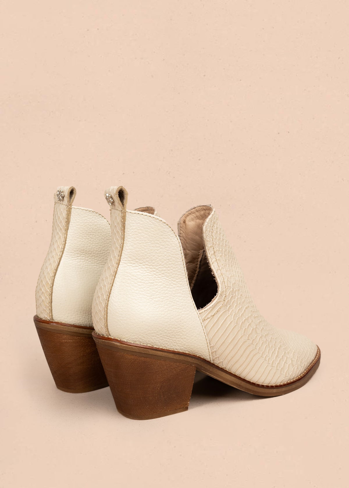 Botín en cuero color talco con textura de croco 106112