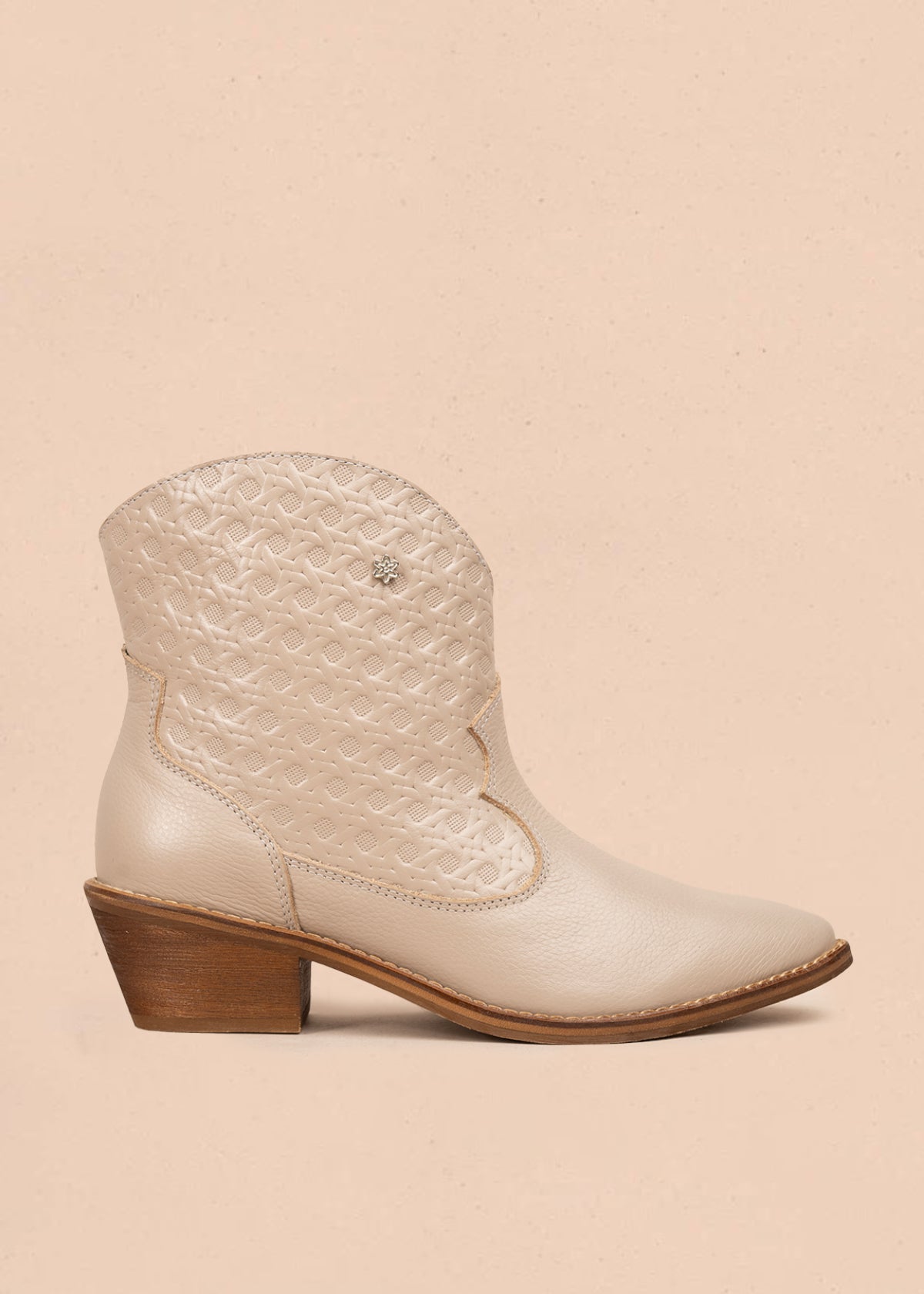 Botines en cuero color beige con texturizado 106113