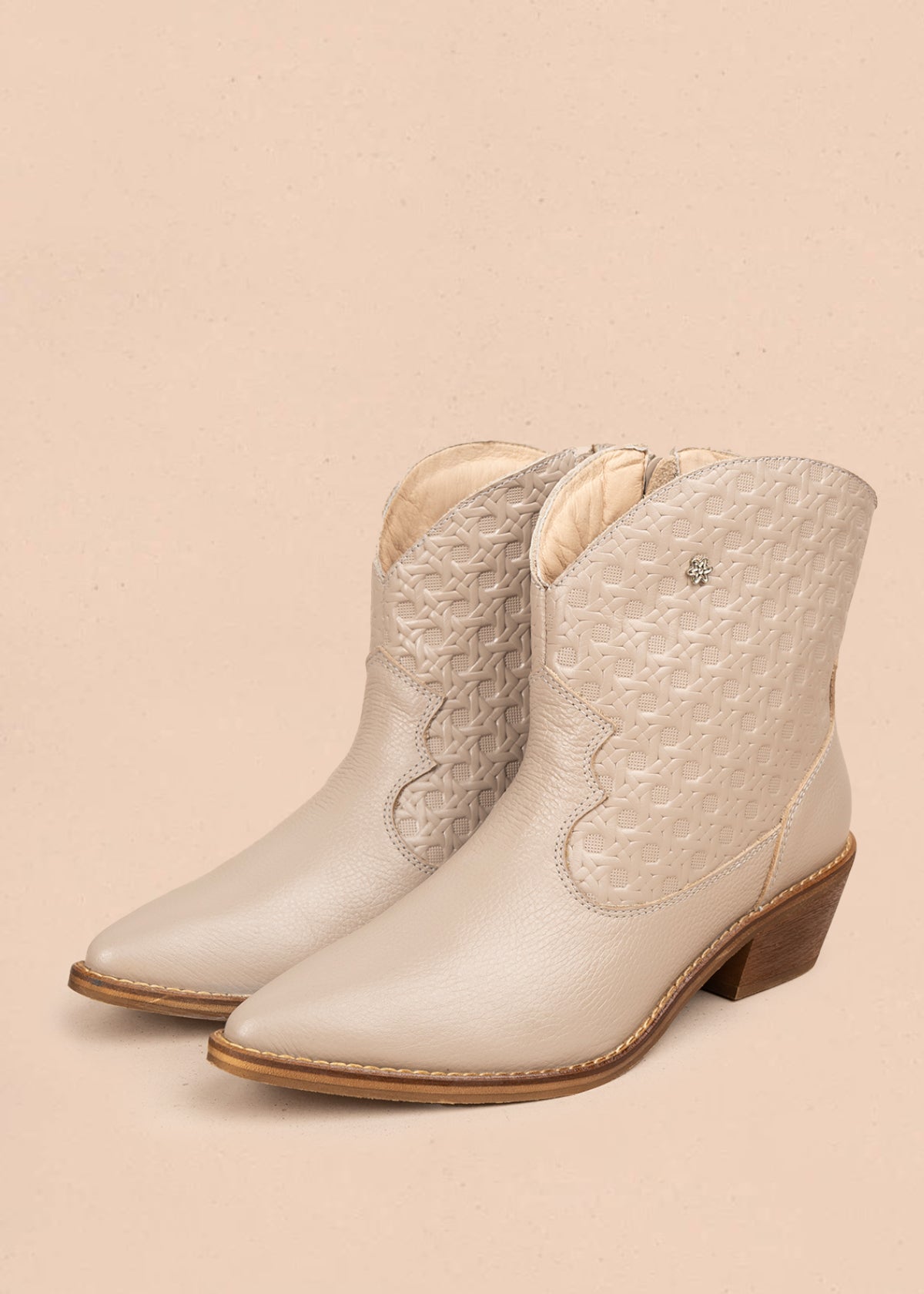 Botines en cuero color beige con texturizado 106113