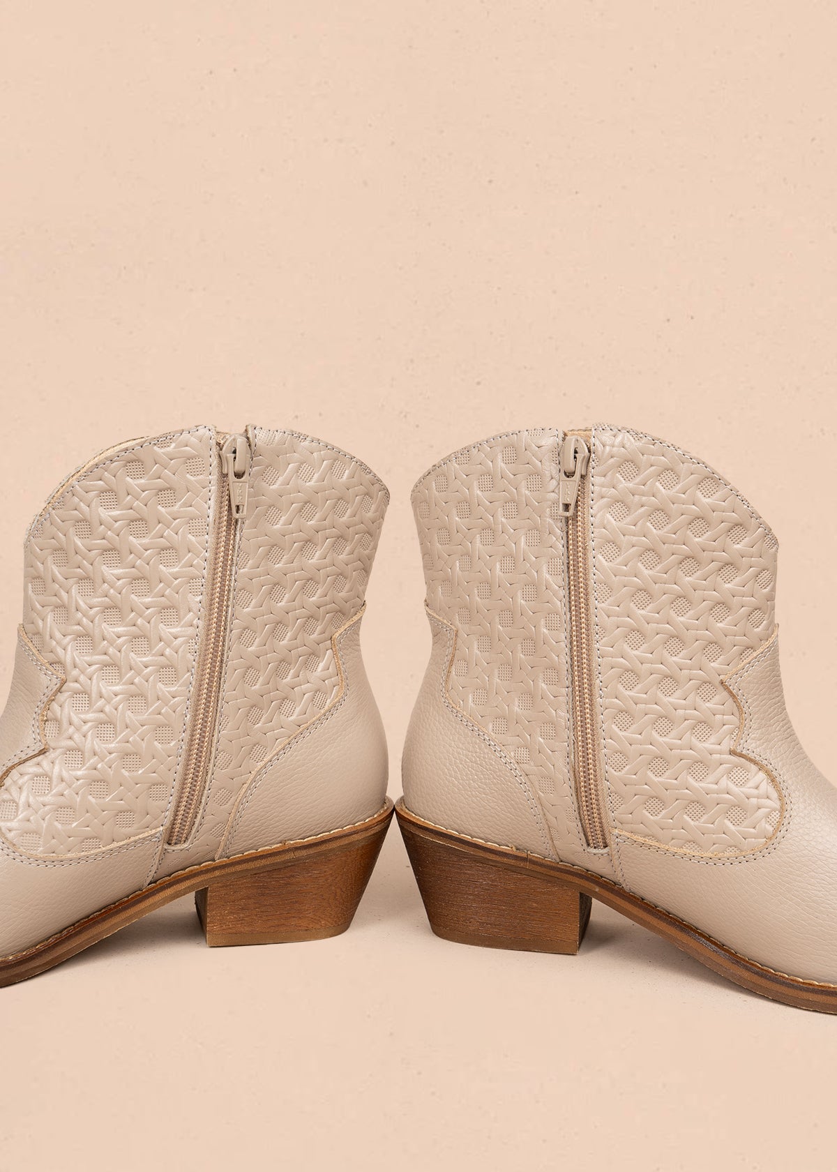 Botines en cuero color beige con texturizado 106113