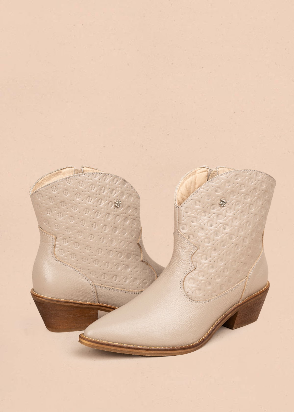 Botines en cuero color beige con texturizado 106113