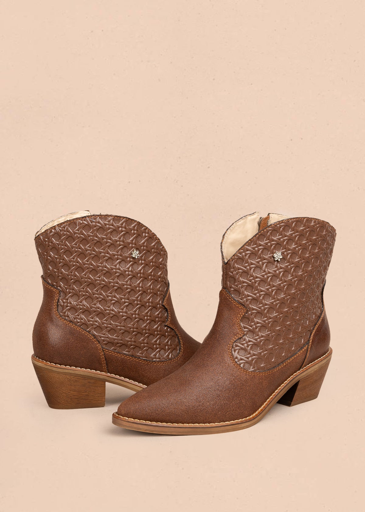 Botines en cuero color café con texturizado 106113