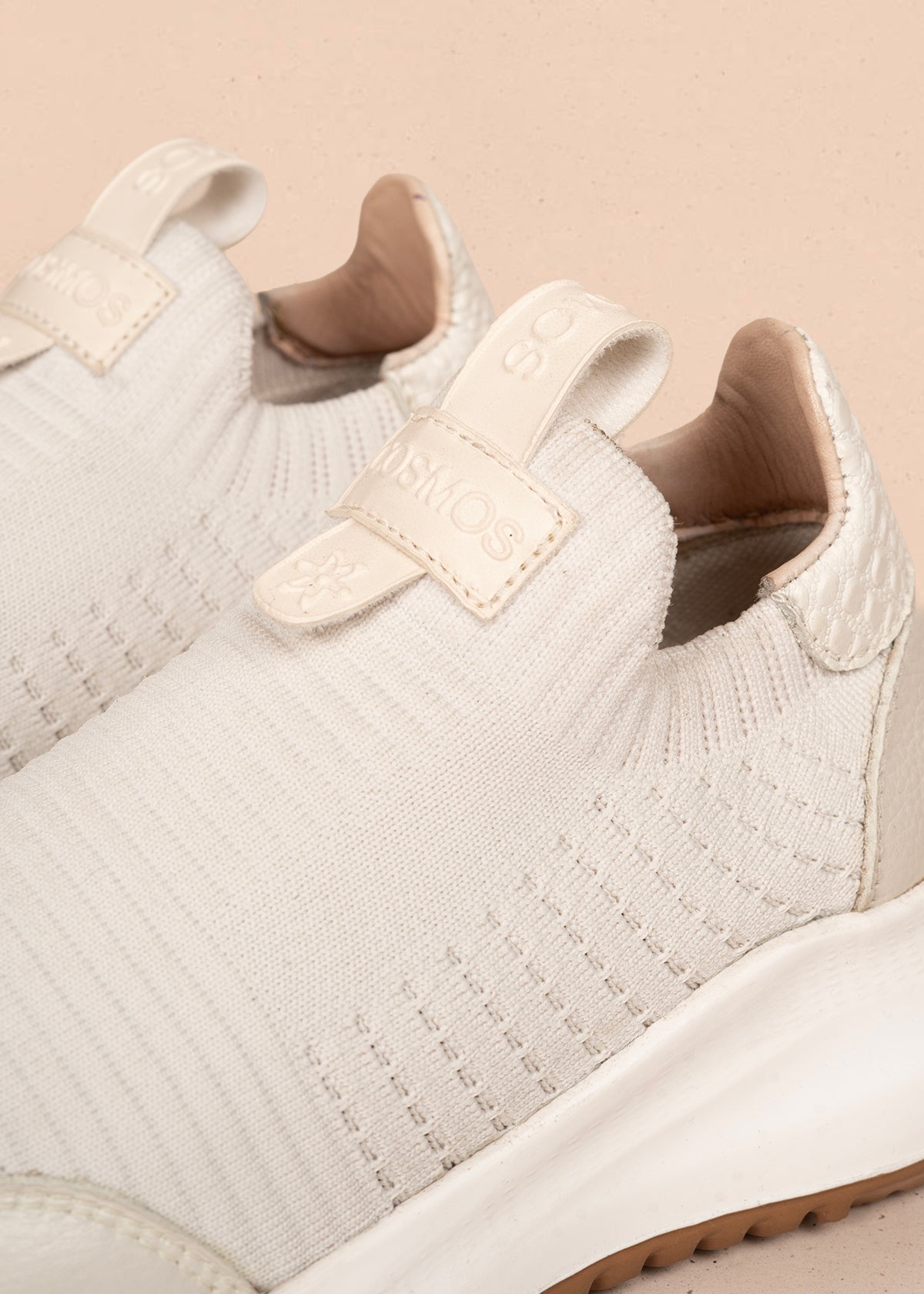 Tenis casuales en cuero color beige en malla  106114