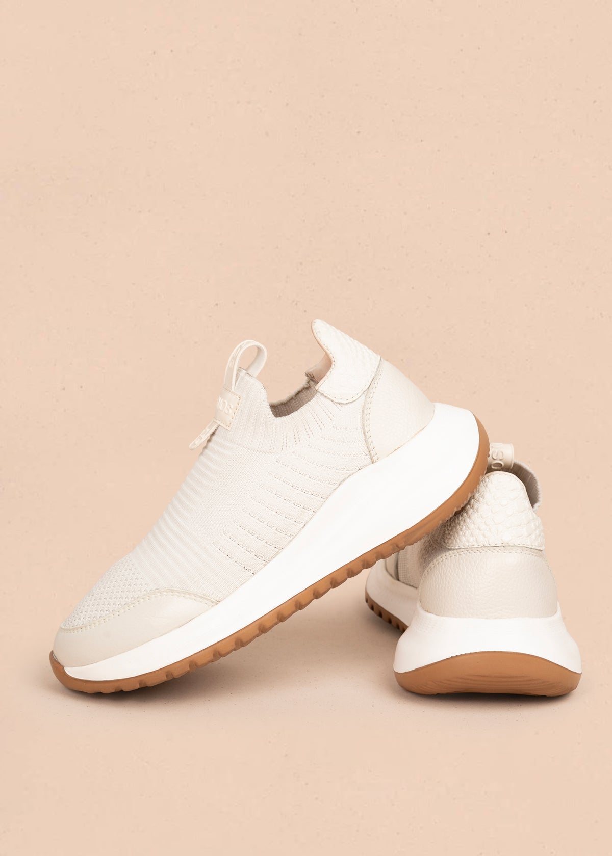 Tenis casuales en cuero color beige en malla  106114