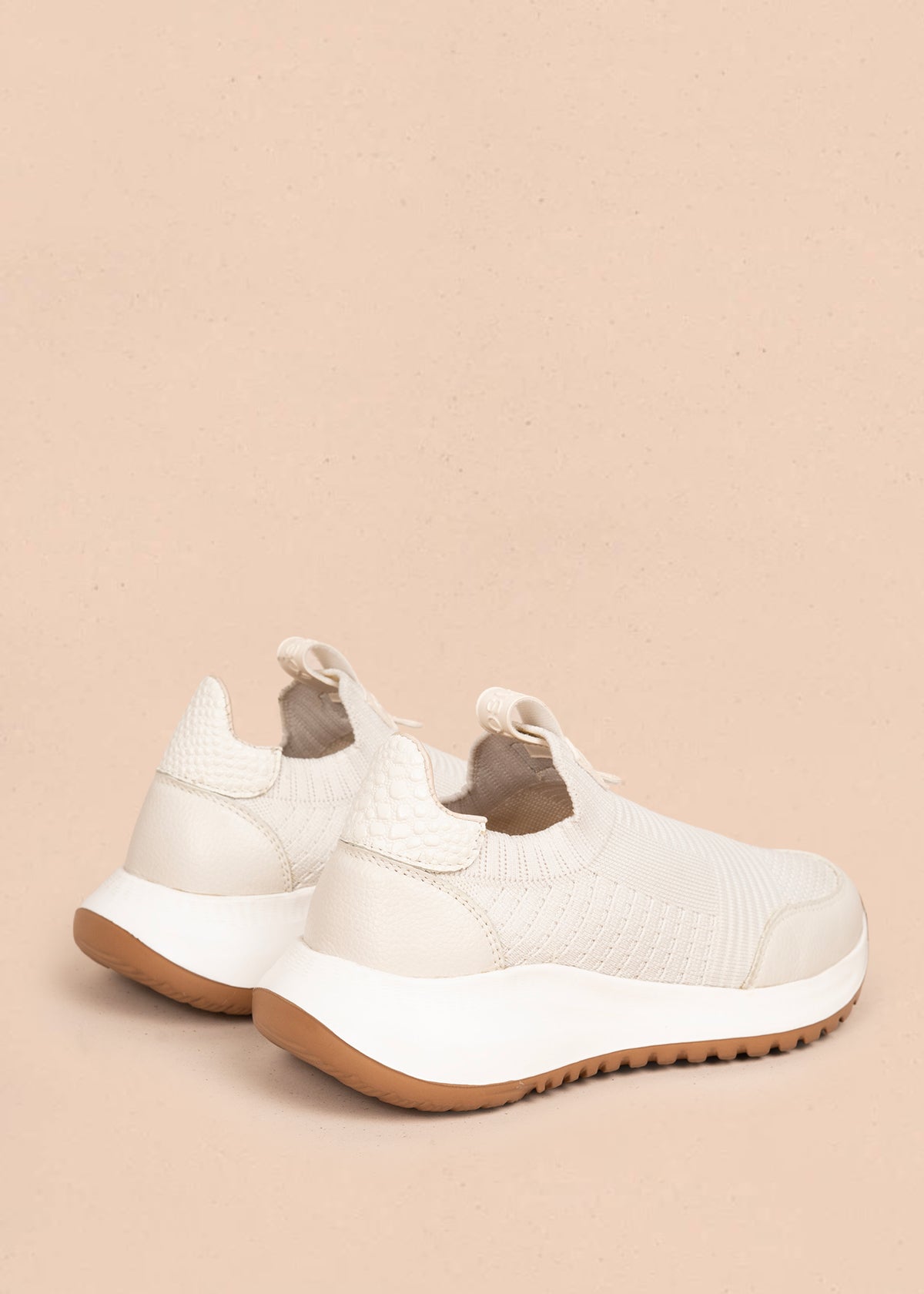 Tenis casuales en cuero color beige en malla  106114
