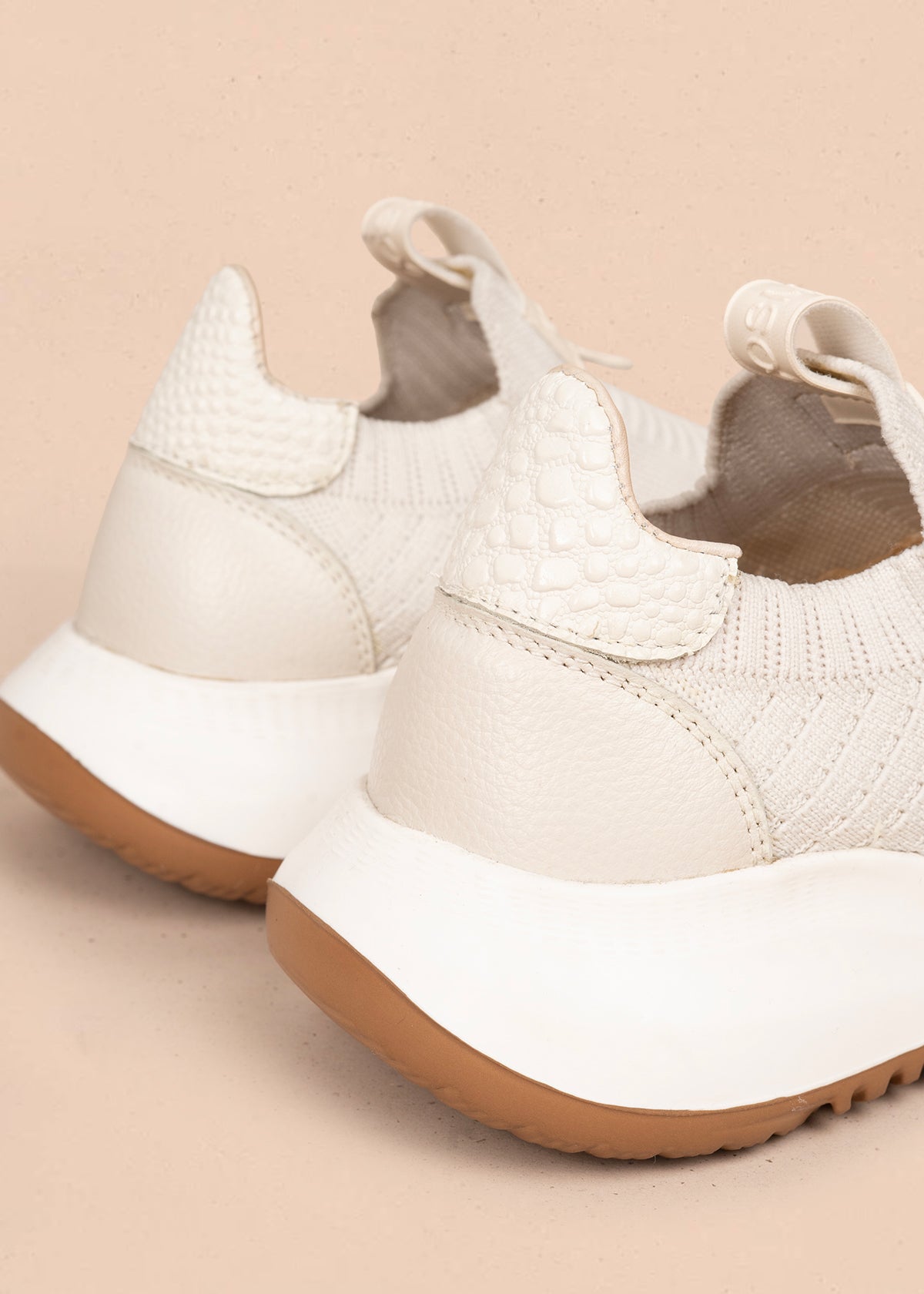 Tenis casuales en cuero color beige en malla  106114