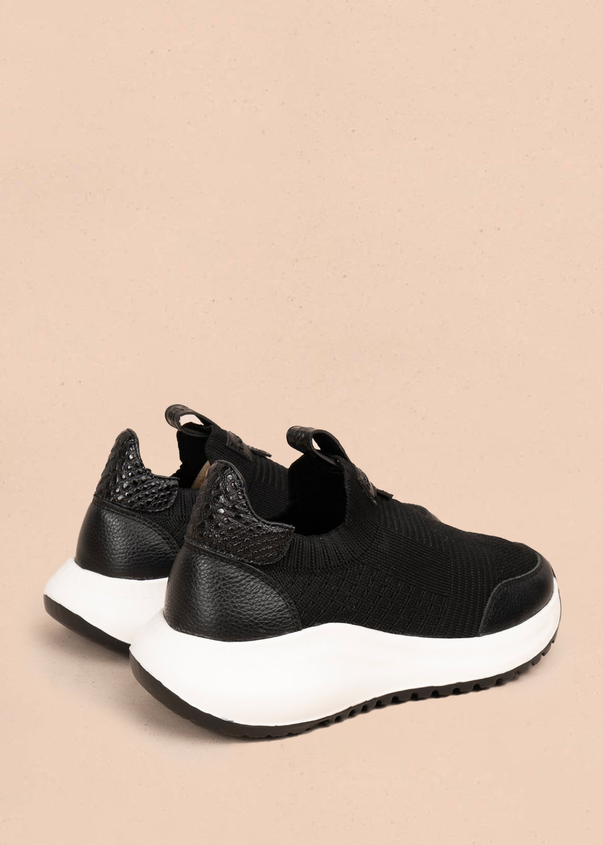 Tenis casuales en cuero color negro en malla  106114