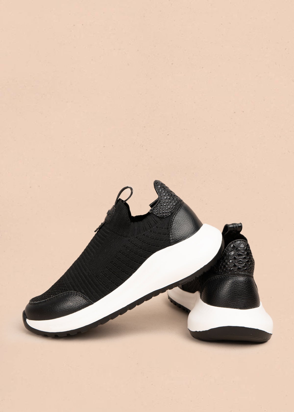 Tenis casuales en cuero color negro en malla  106114