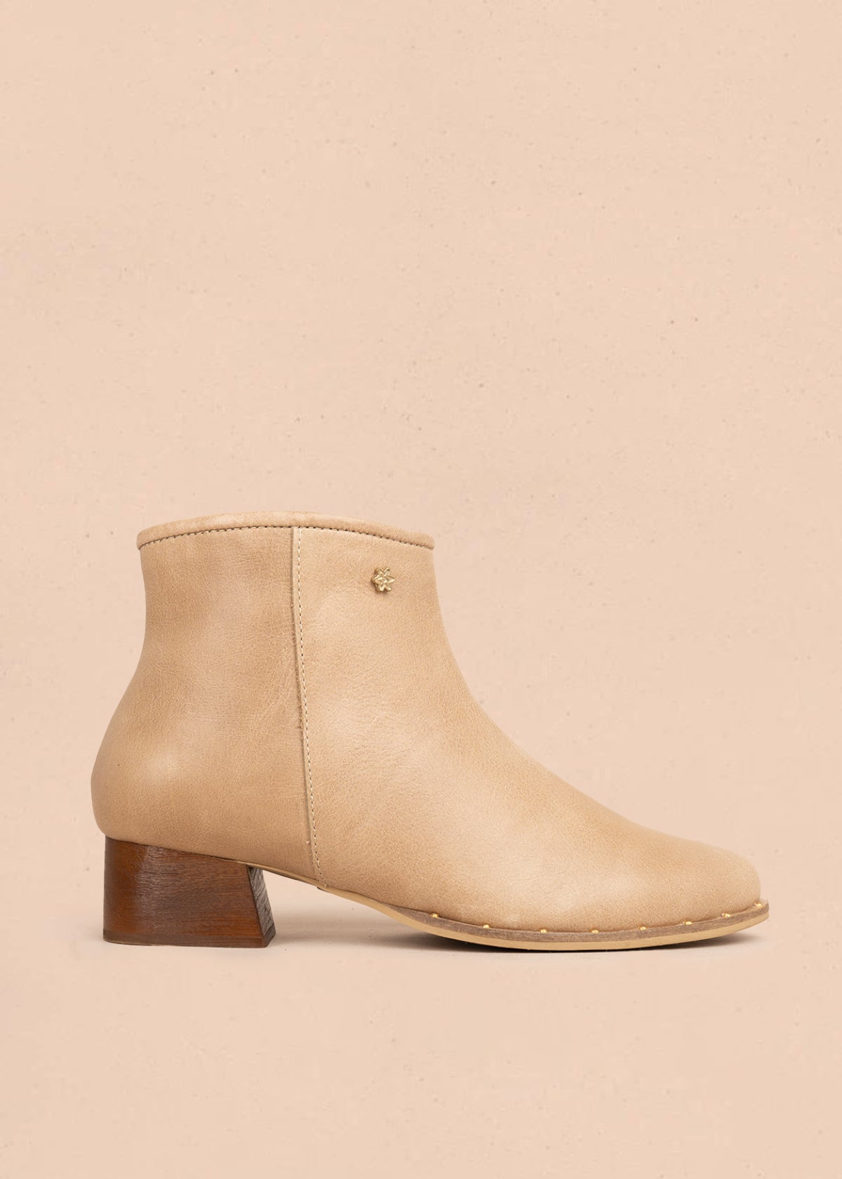 Botín en cuero color beige con acabado liso 106116