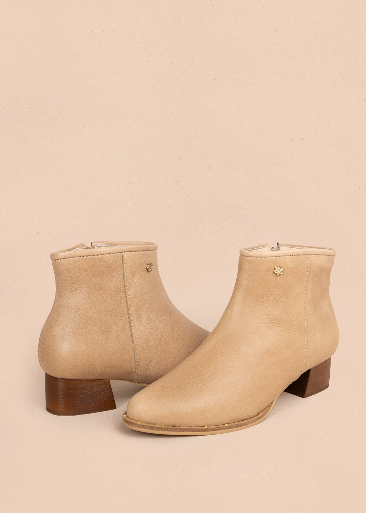 Botín en cuero color beige con acabado liso 106116