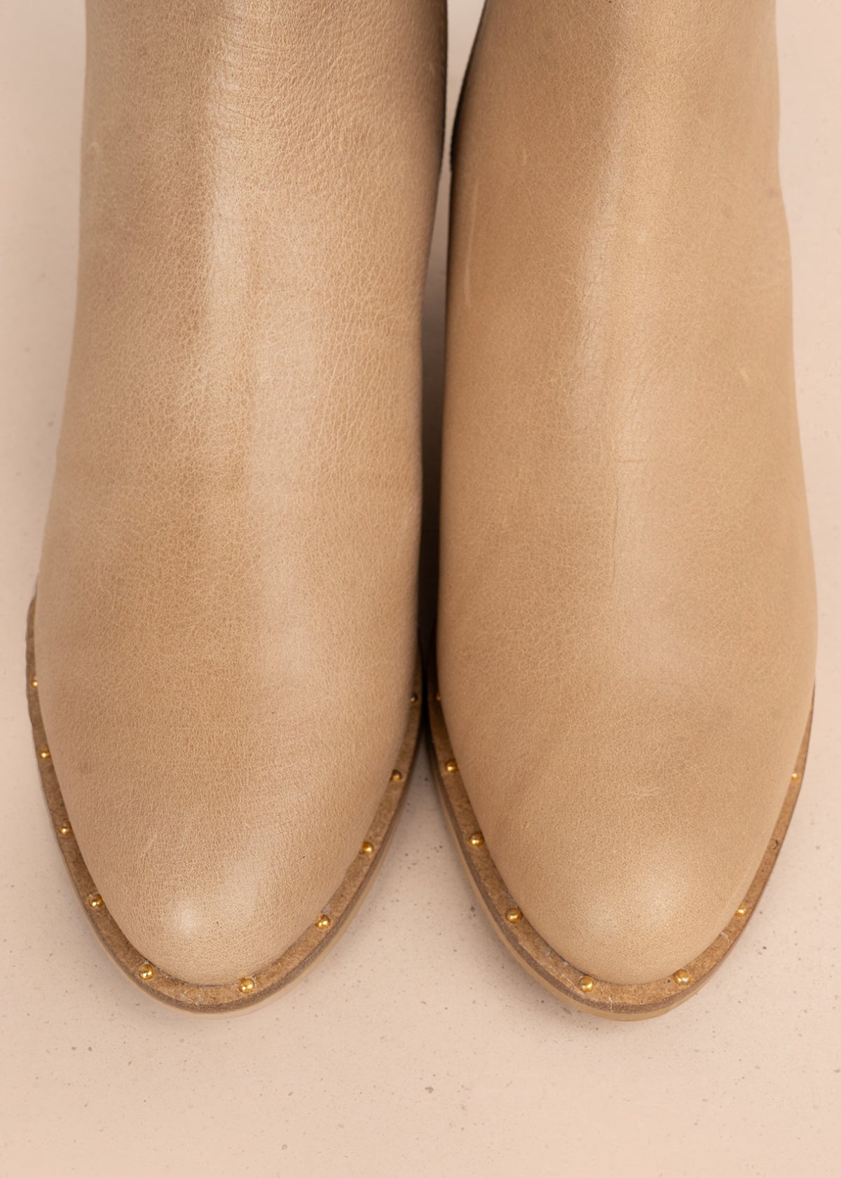 Botín en cuero color beige con acabado liso 106116