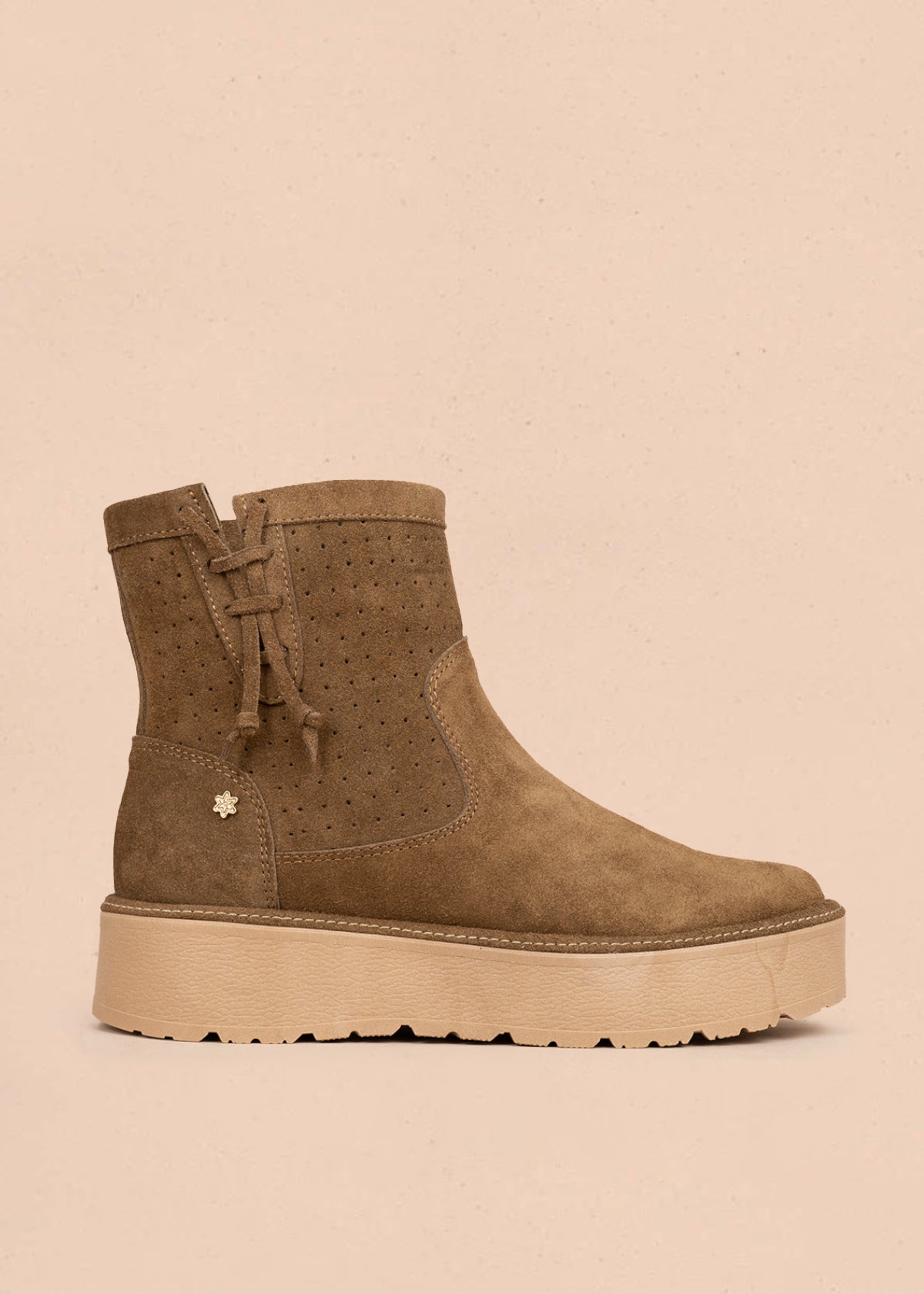 Botín en cuero color miel con perforaciones y ajuste trasero 106117