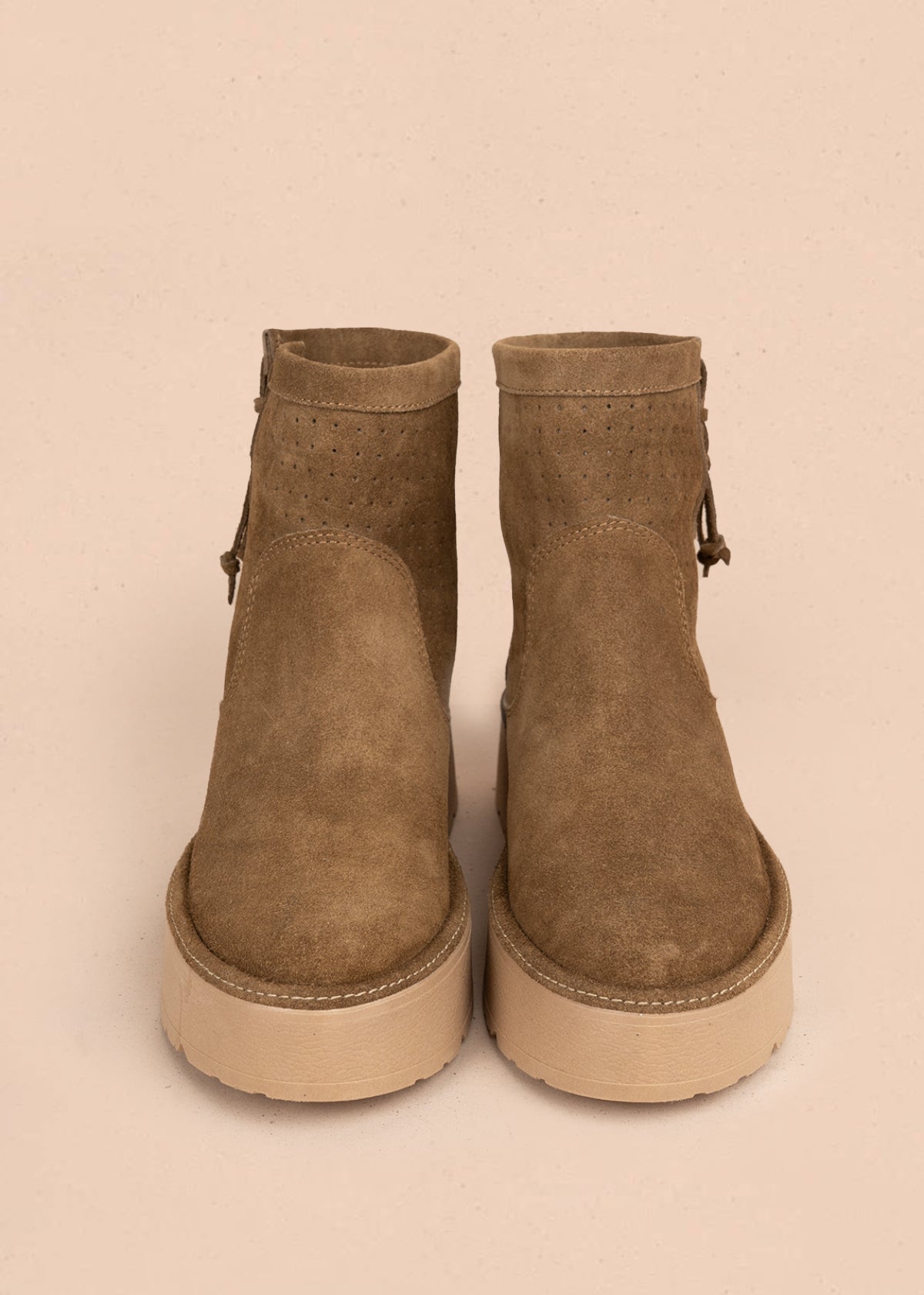 Botín en cuero color miel con perforaciones y ajuste trasero 106117