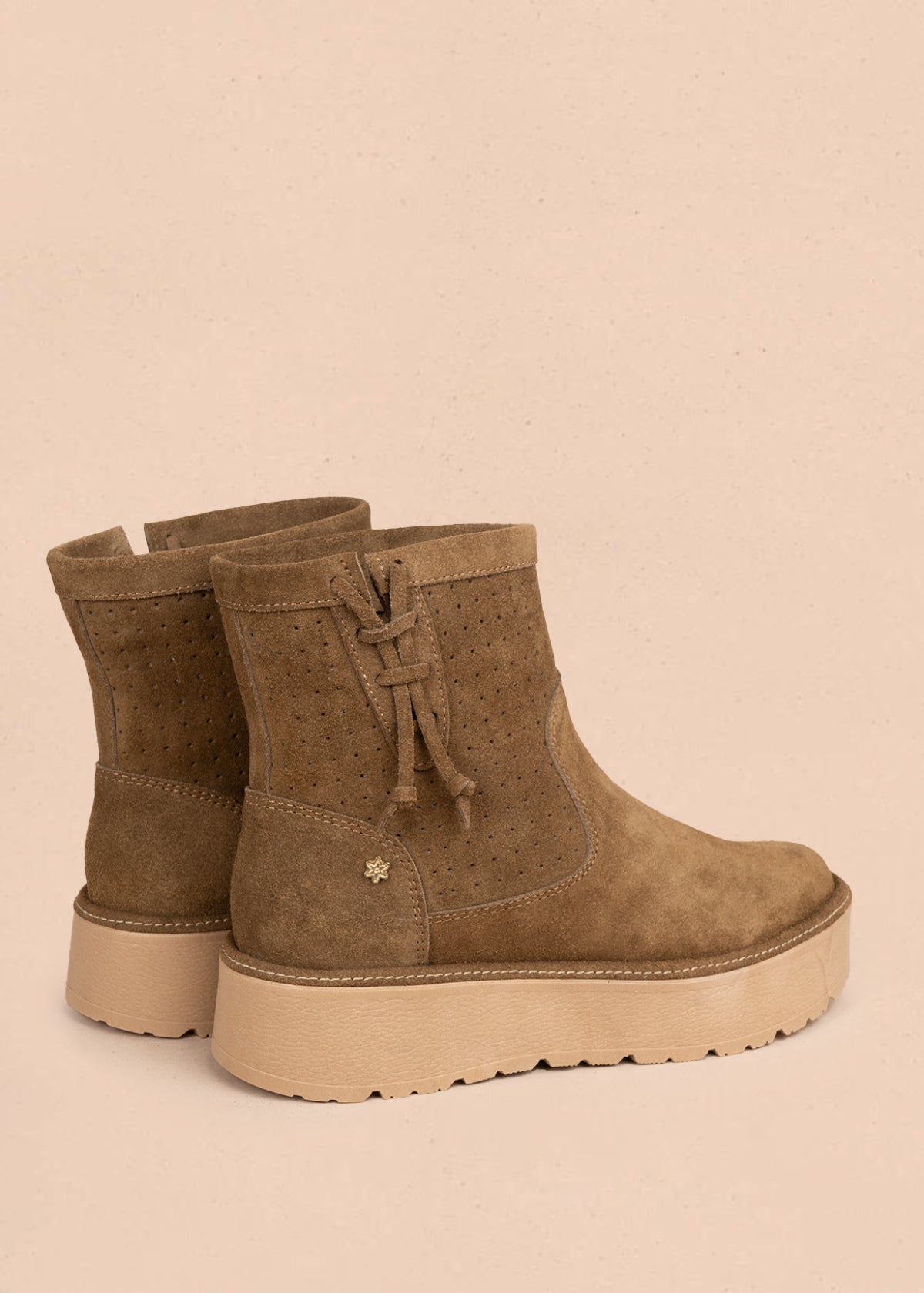 Botín en cuero color miel con perforaciones y ajuste trasero 106117