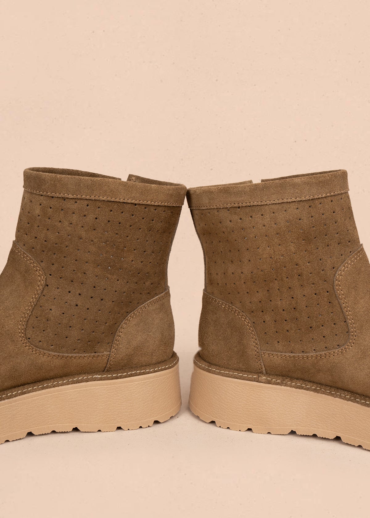 Botín en cuero color miel con perforaciones y ajuste trasero 106117