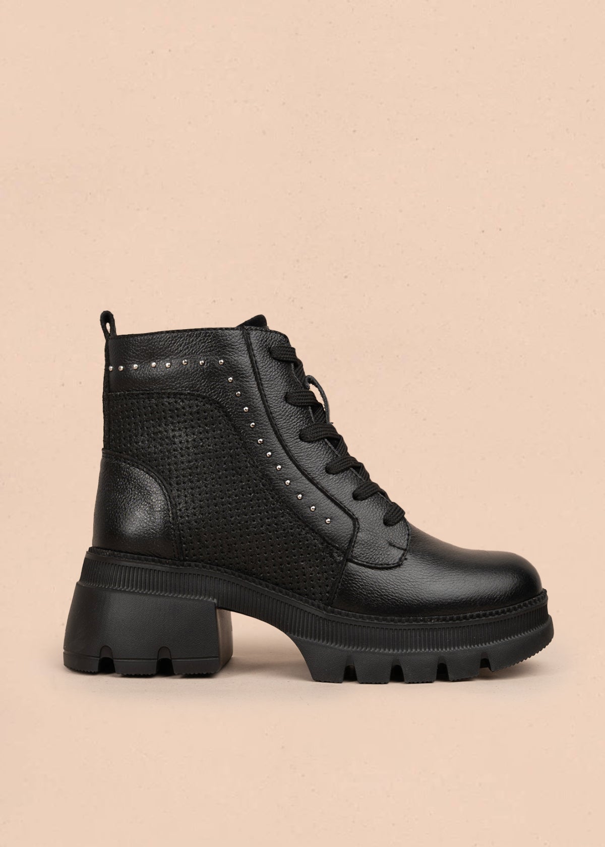 Botín en cuero color negro con diseño perforado y detalles metálicos 106118
