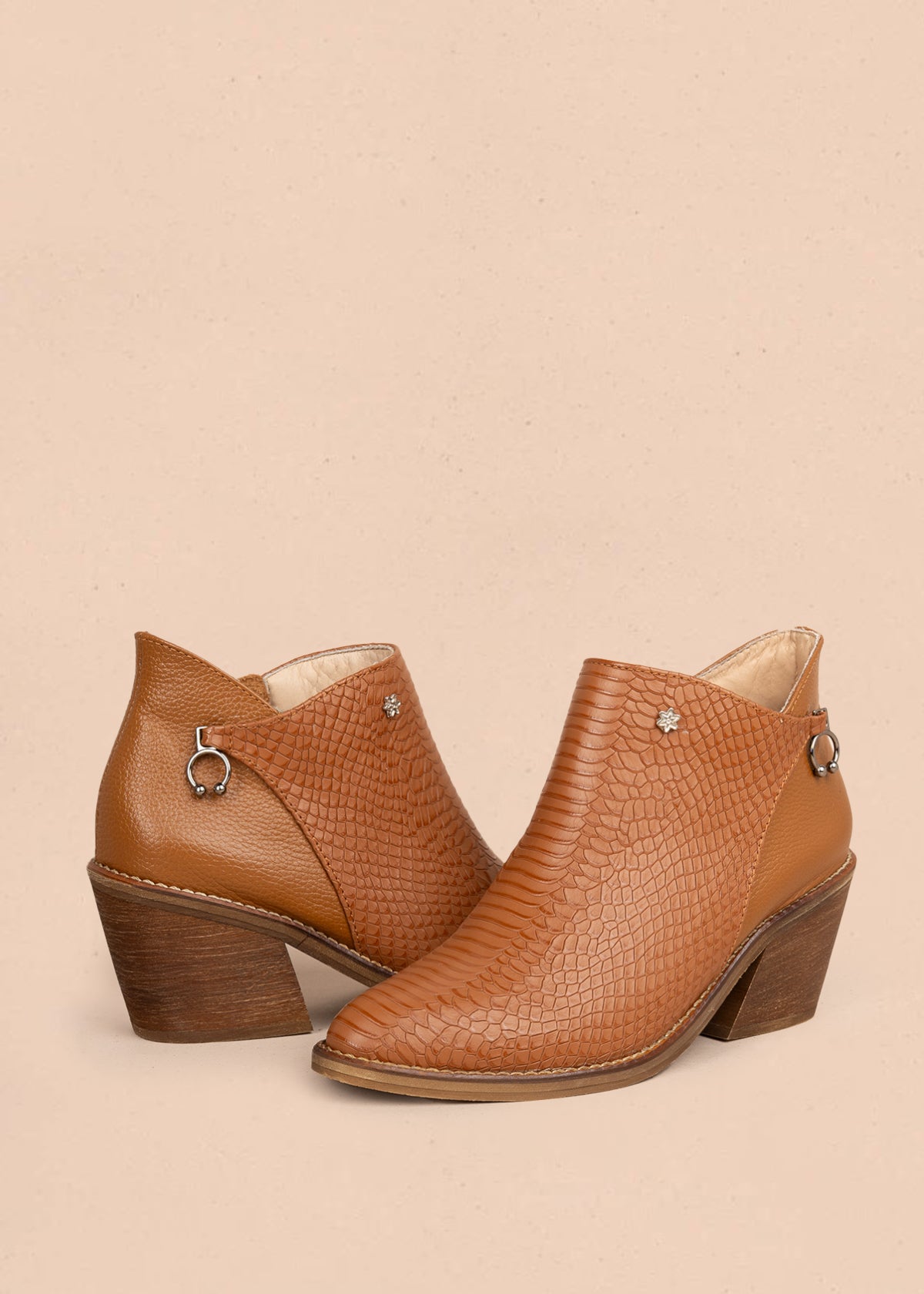 Botín en cuero color miel con textura croco y detalle metálico lateral 106120