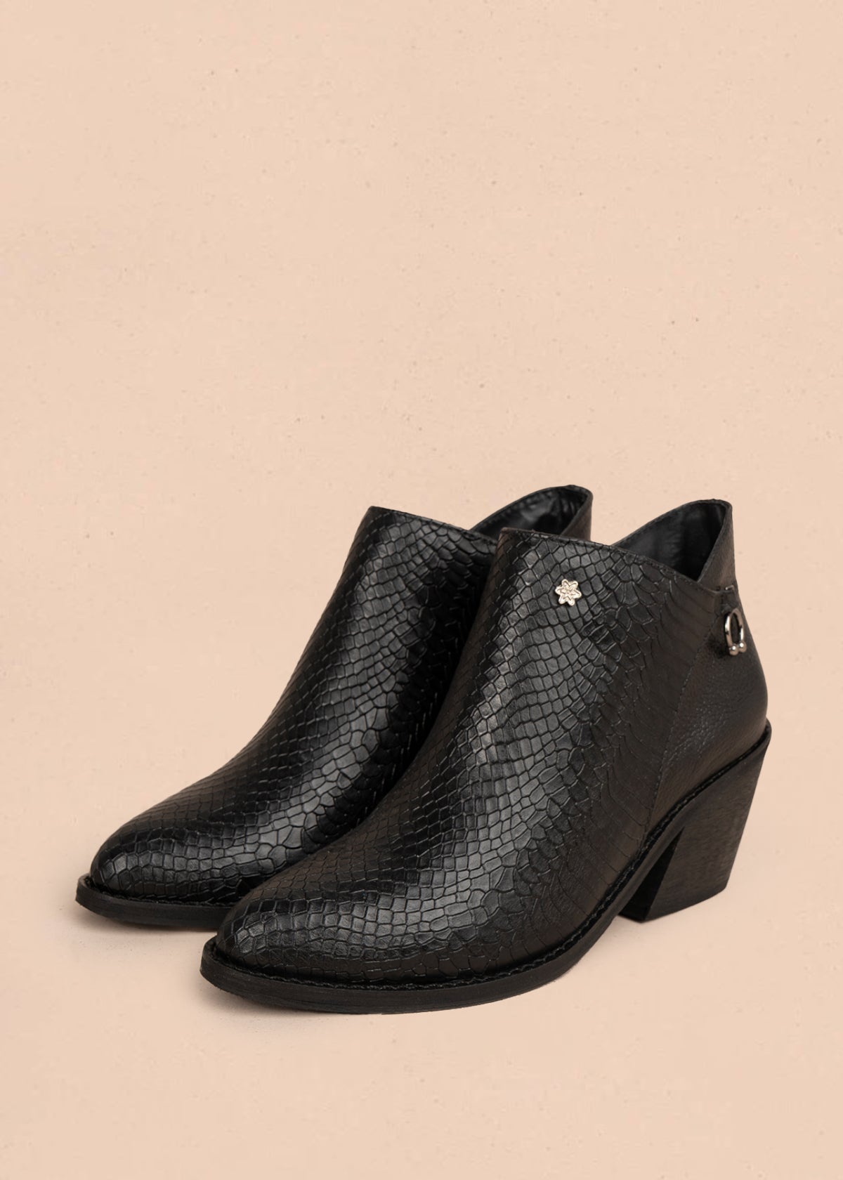 Botín en cuero color negro con textura croco y detalle metálico lateral 106120